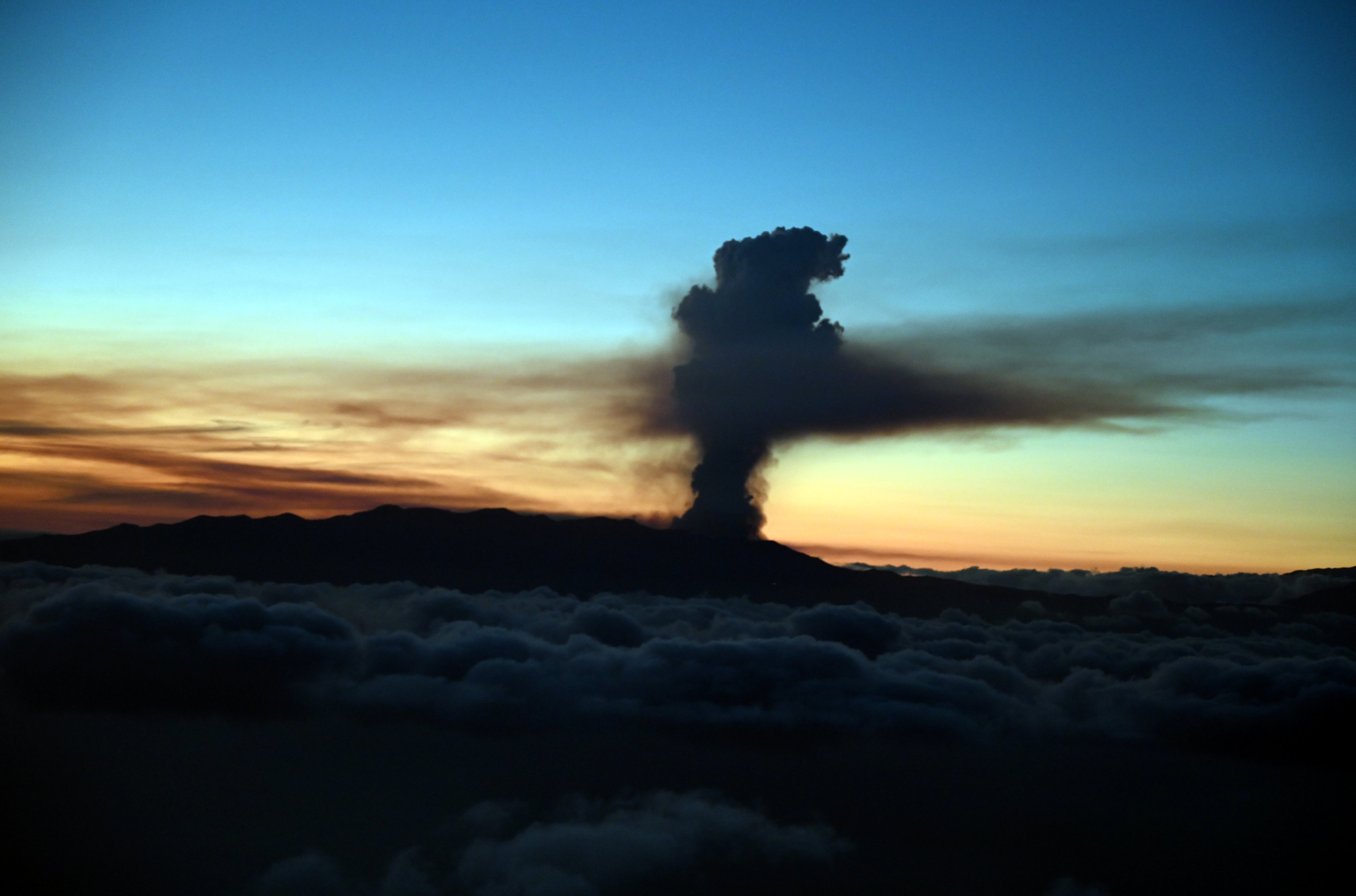 Vista general de la columna de humo del volcán