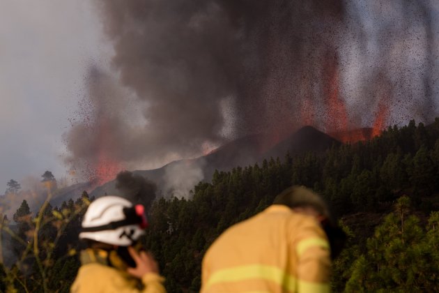 bomberos volcan lava canarias palma europa press