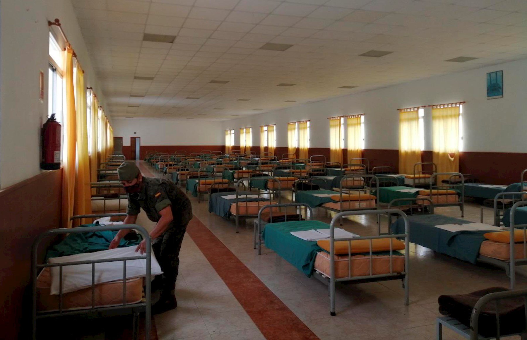 Un militar prepara camas para las personas evacuadas