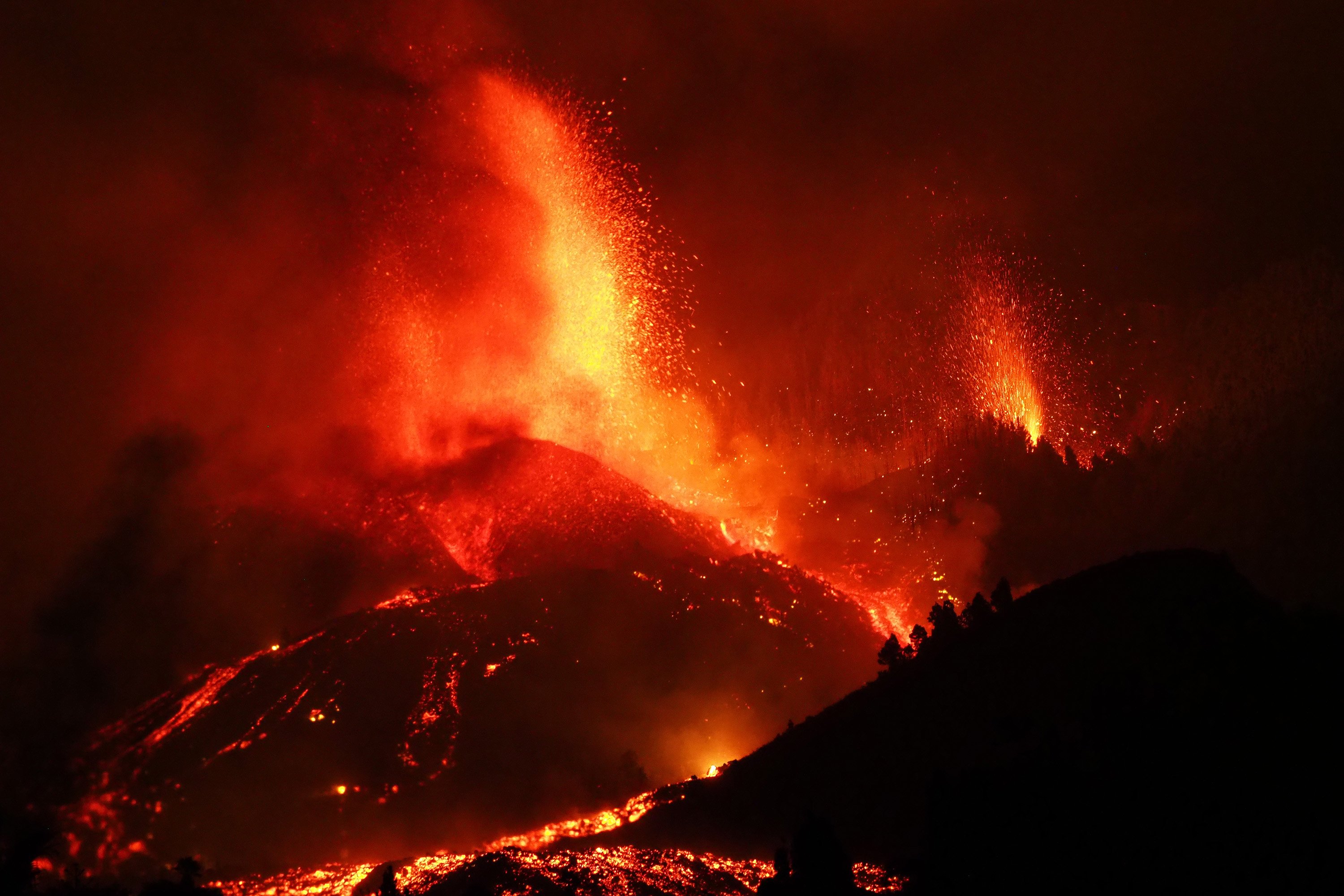 Una boca eruptiva expulsa lava y piroclastos en la zona de Cabeza de Vaca