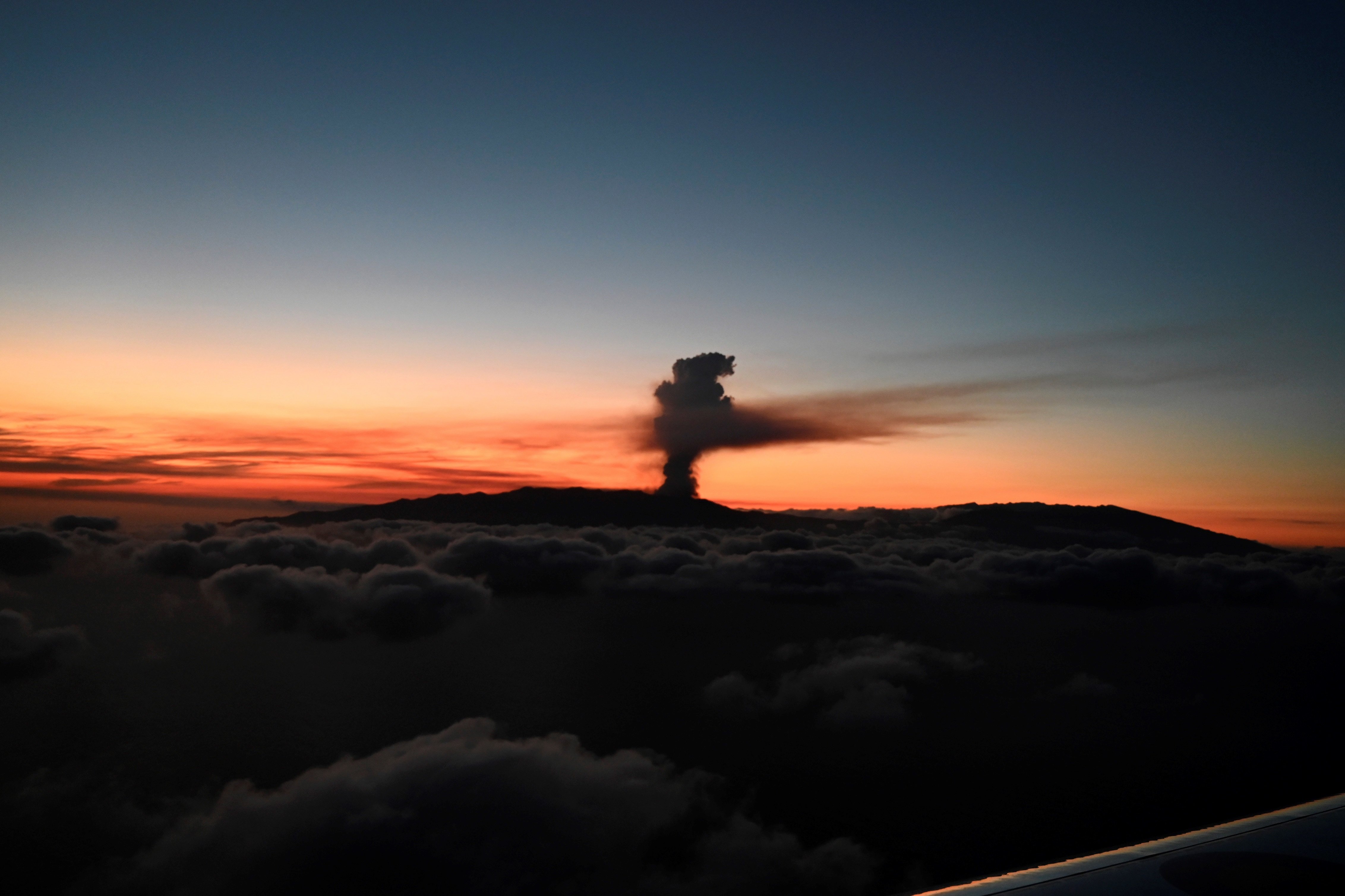 Espectaculares imágenes de la lava devorando una casa en las Canarias