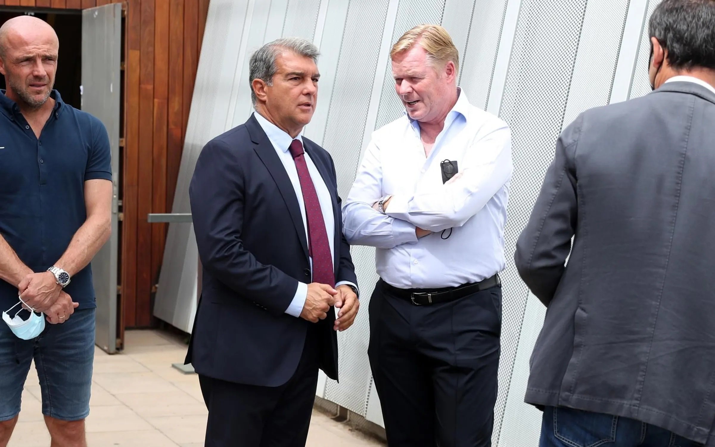 Ronald Koeman acusa a Joan Laporta de regalar un jugador a Al-Khelaïfi