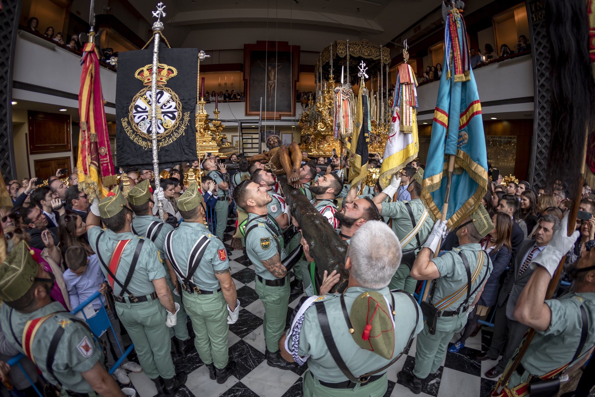 La Legión, a la seva: multitudinària festa sense mascaretes ni distància