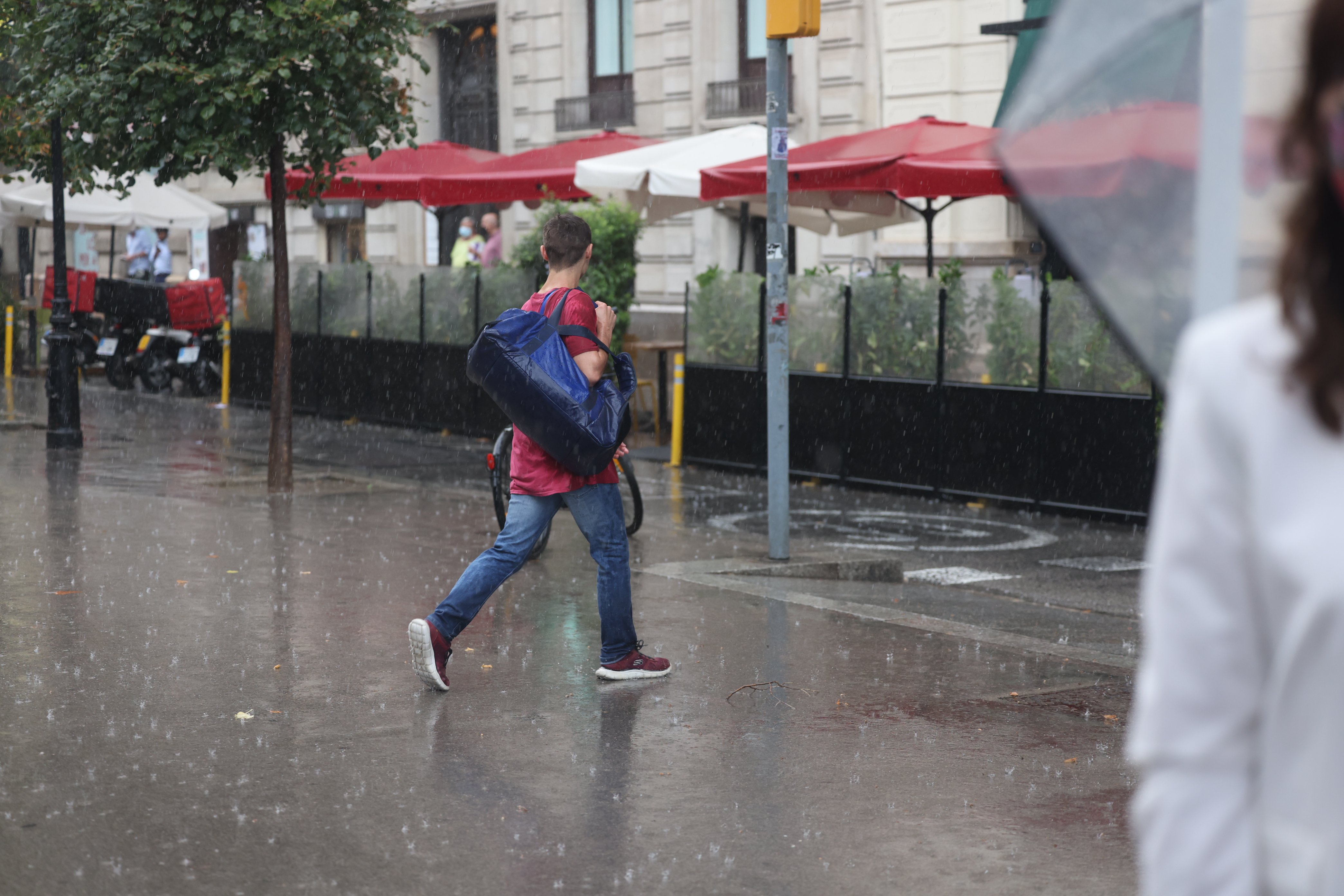 Fuertes lluvias, granizo, viento y bajada de las temperaturas en Catalunya después de la ola de calor