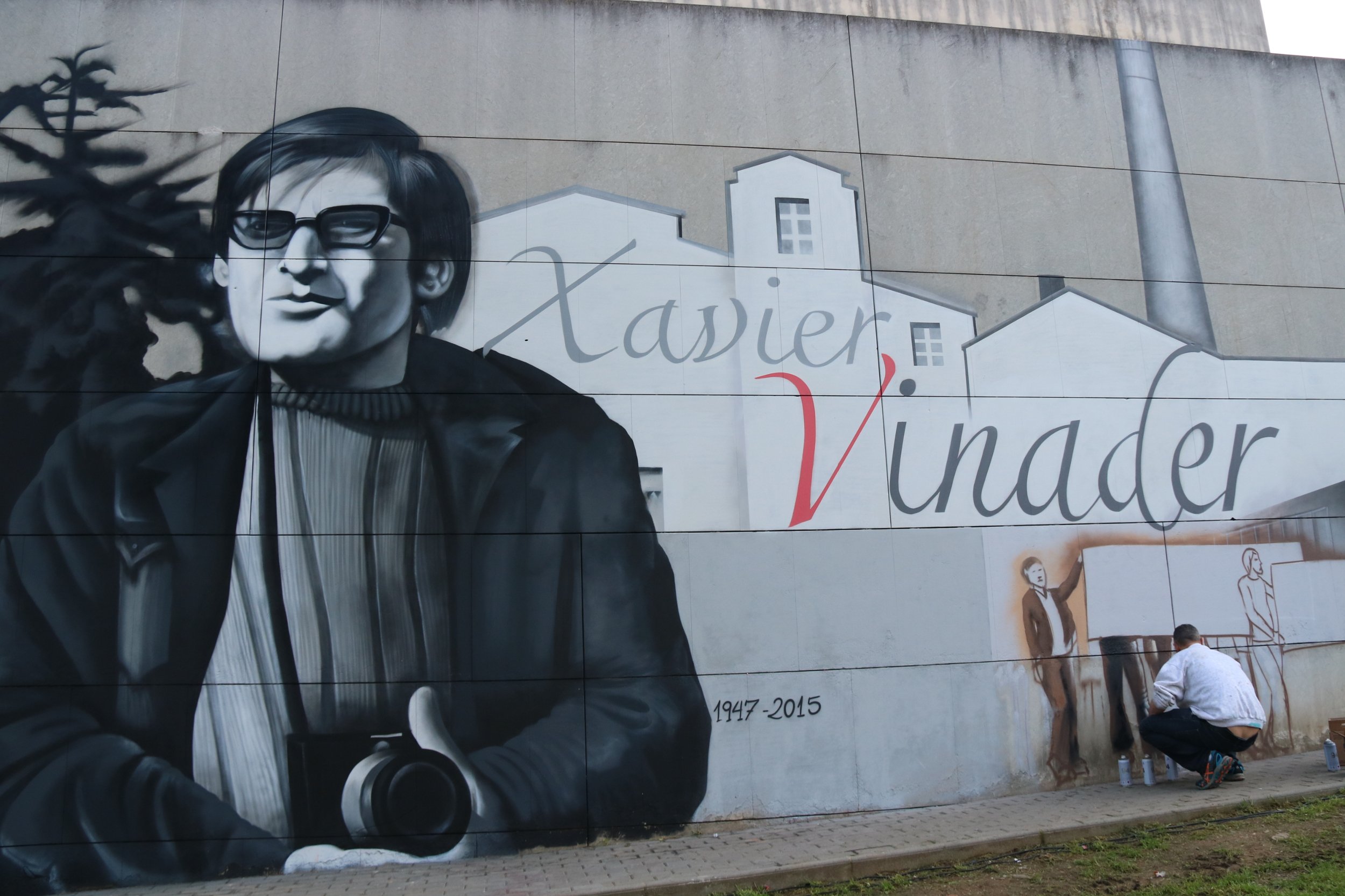 Llancen pintura contra el mural dedicat al periodista Xavier Vinader