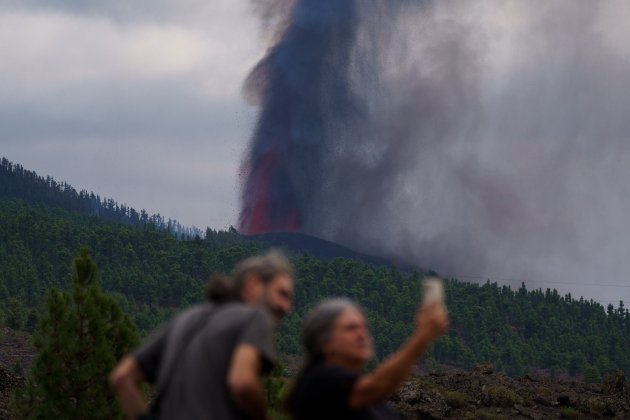 Dos persones se hacen un selfie cerca del volcan de La Palma / efe