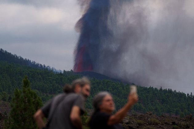 Dos personas se hacen uno selfie búsqueda del volcan de La Palma / efe