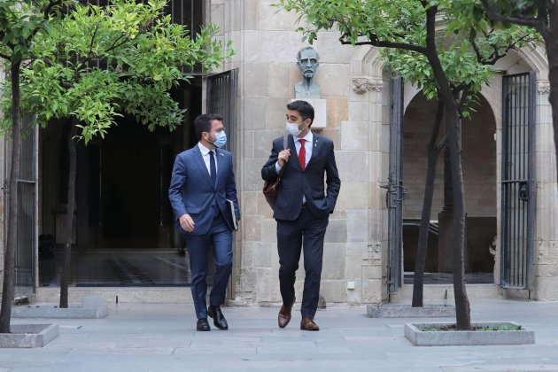 El president del Govern, Pere Aragonès, el vicepresident del Govern, Jordi Puigneró, caminando por el patio de les Taronges dirigiendose al consell executiu - Ruben Moreno