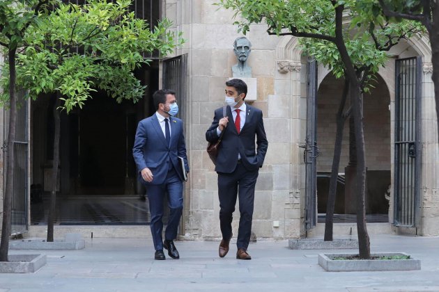 El presidente del Gobierno, Pere Aragonès, el vicepresidente del Gobierno, Jordi Puigneró, caminando miedo el patio de las Naranjas dirigiendose en el consejo ejecutivo - Ruben Moreno