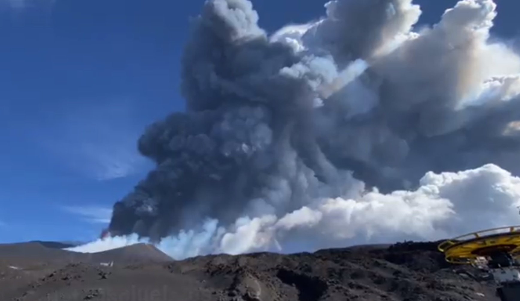 El volcà Etna entra de nou en erupció amb emissió de cendres i lava