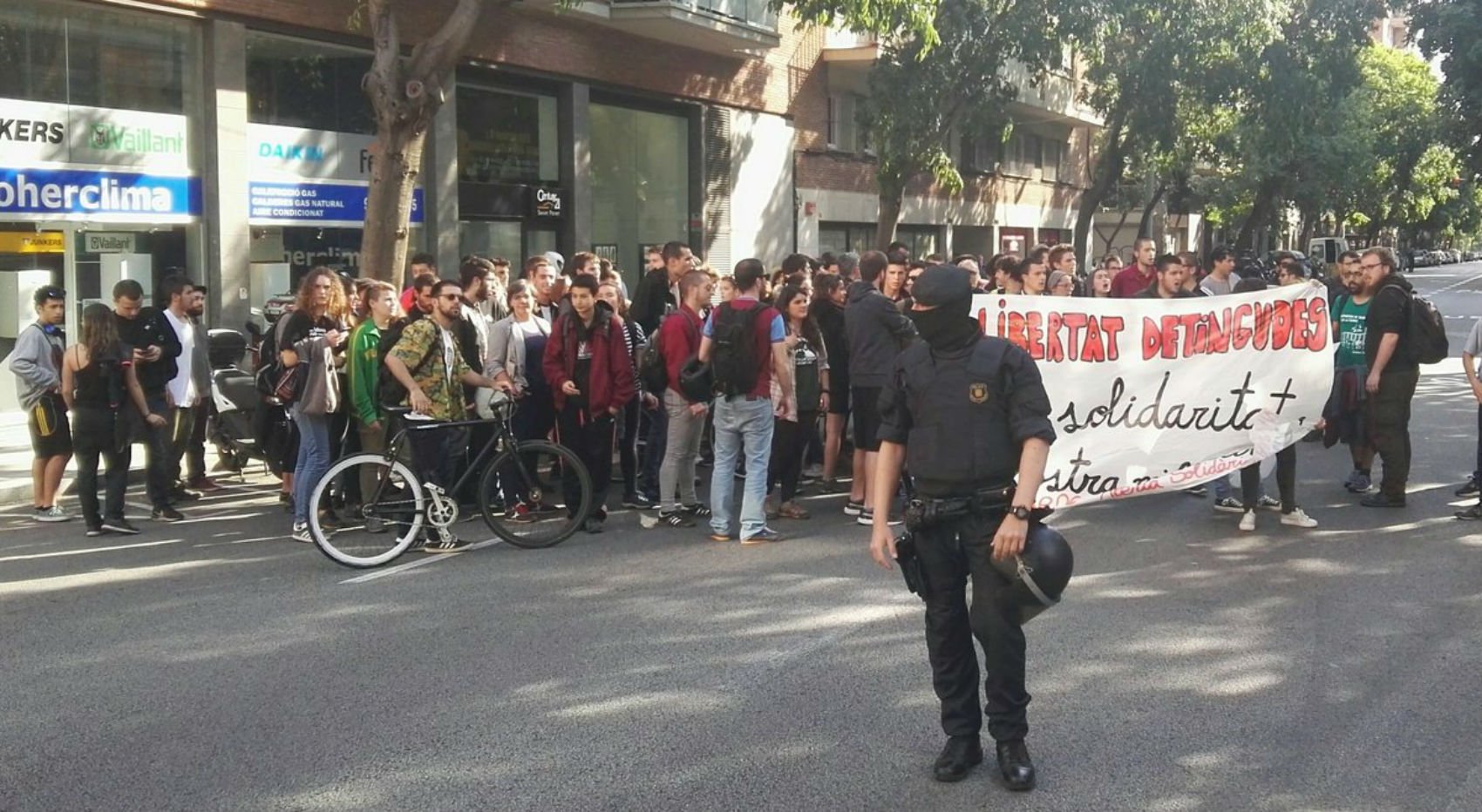 Protesta per la detenció de tres estudiants acusats de provocar aldarulls