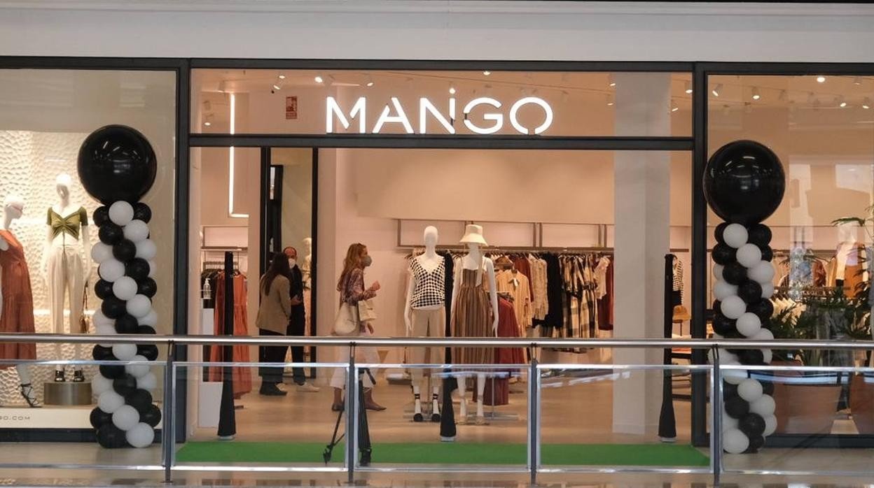 El look masculí de Mango per a dona que puja com l'escuma en els best sellers