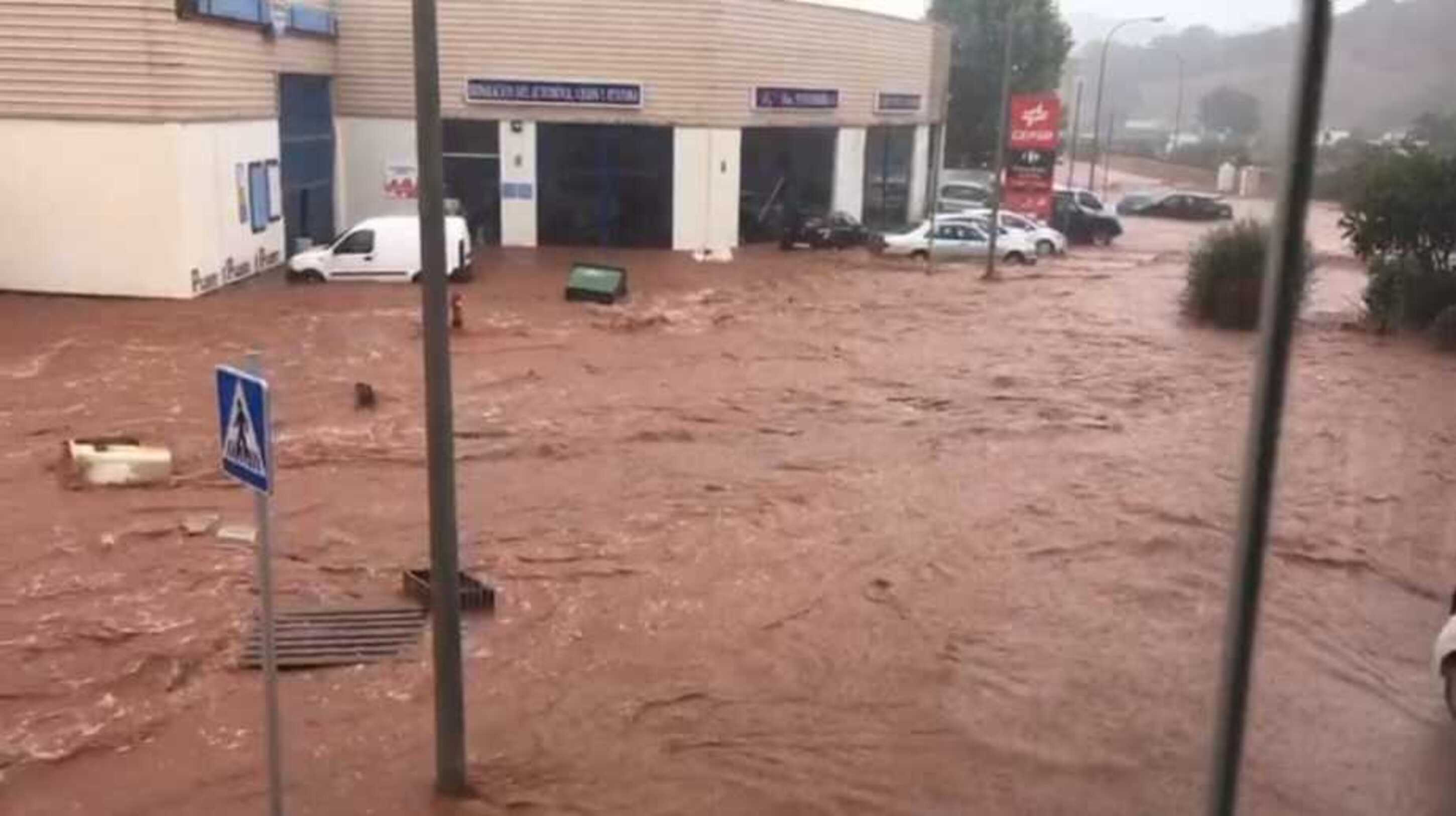 Torrents desbordats i inundacions al centre de Menorca per les fortes pluges