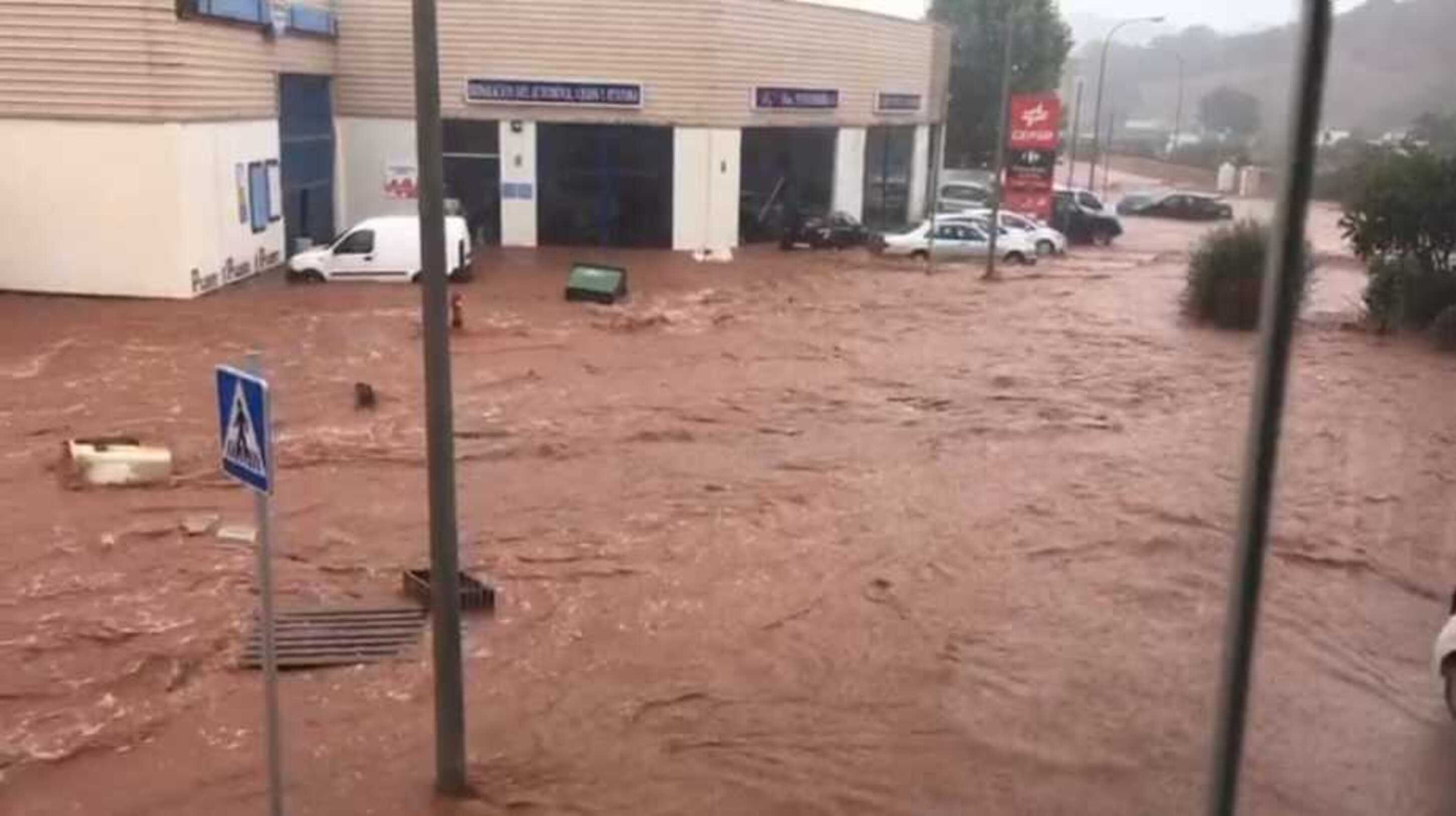 Torrentes desbordados e inundaciones en el centro de Menorca por fuertes lluvias