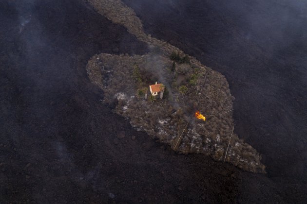 EuropaPress Equipo I Love The World casa mitad lava volcan palma queda ser destrozada lava zona paraiso palma