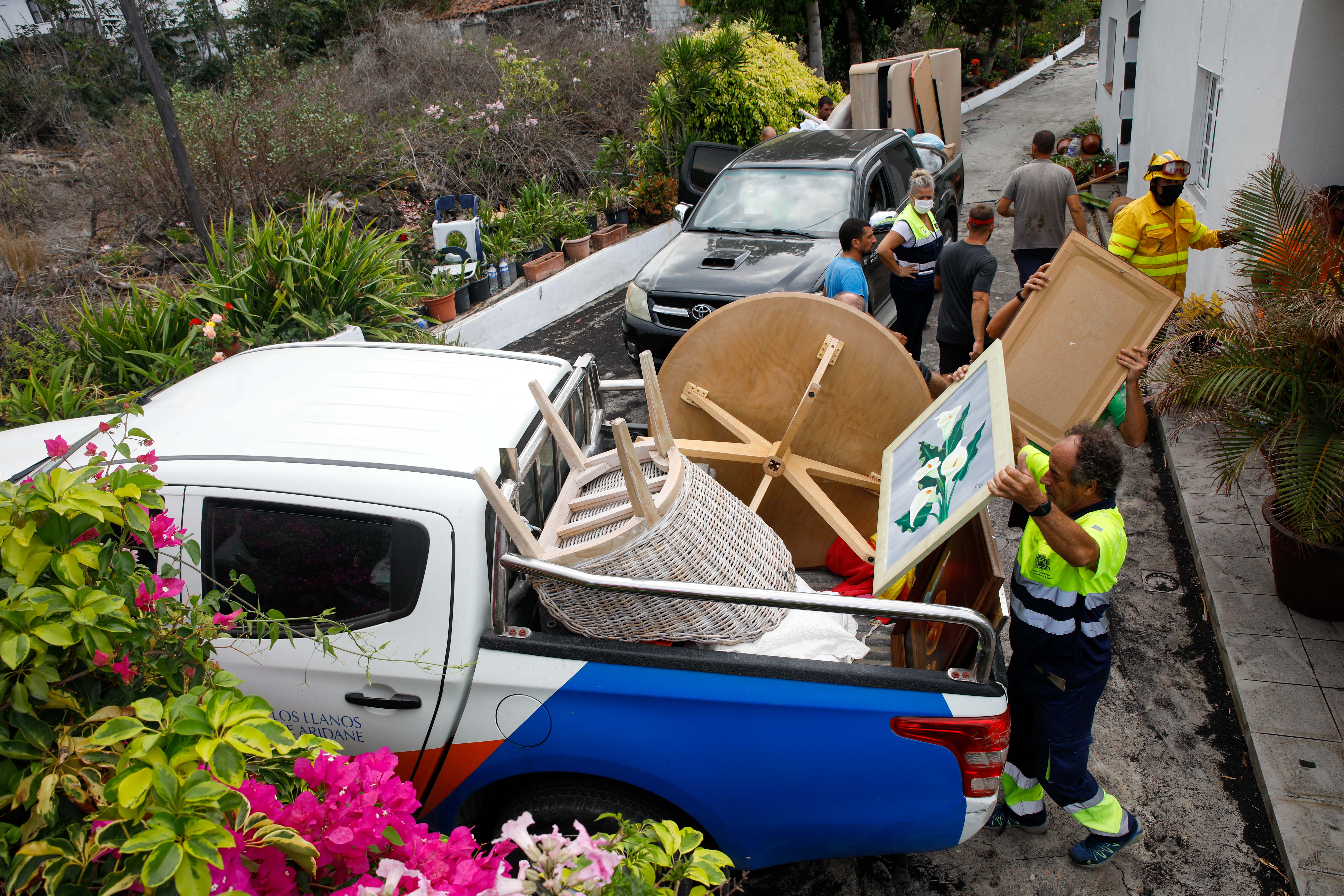 los servicios de emergencia evacuacion lava volcan La Palma / Europa press