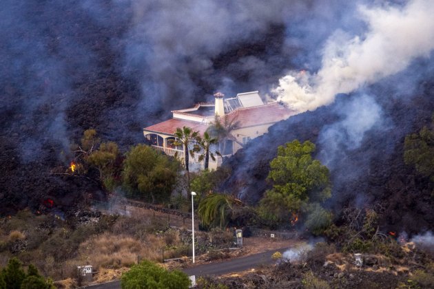 EuropaPress casa momentos antas ser destrozada lava volcan palma 21 septiembre 2021