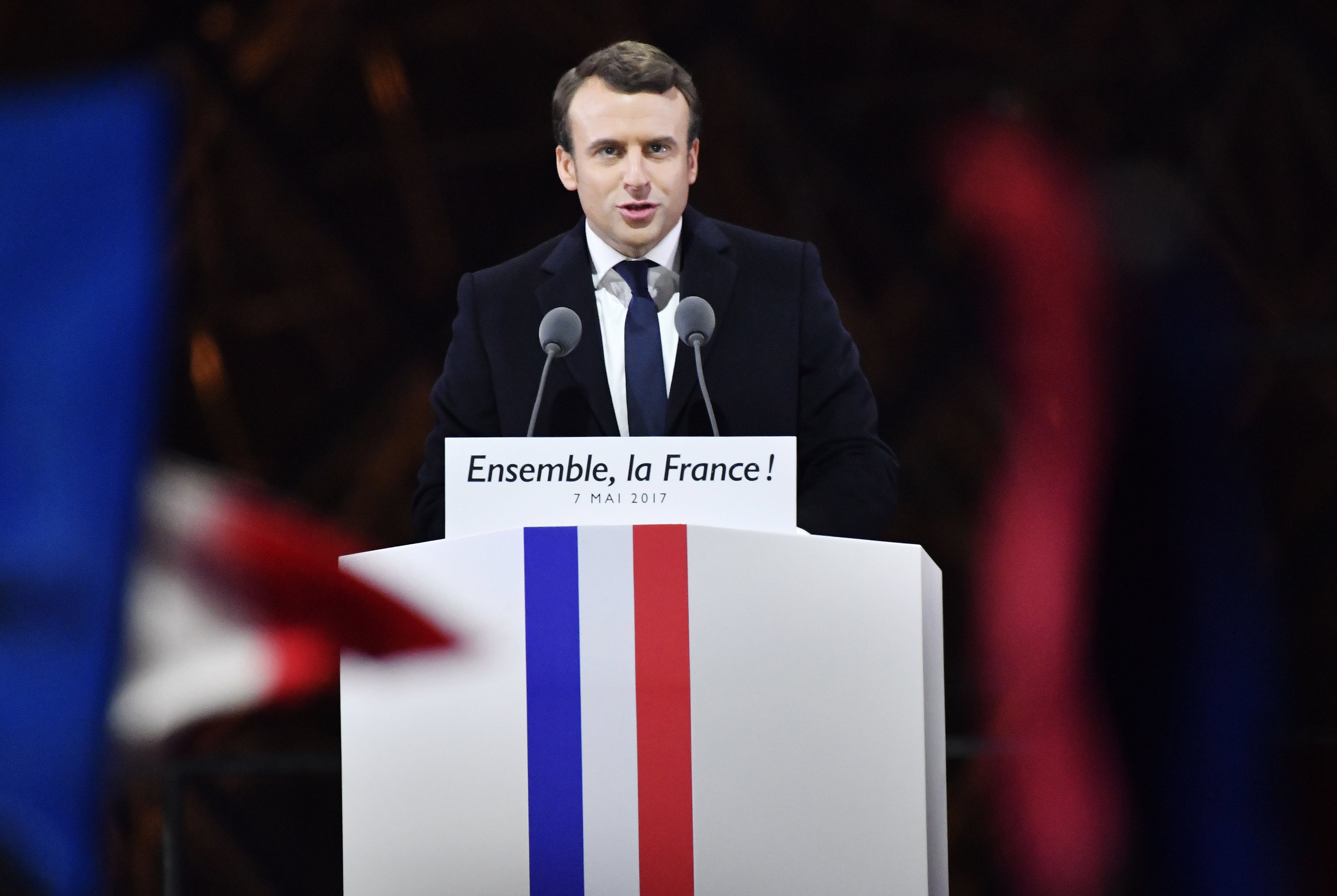 Macron canvia el nom del seu moviment i abandona la seva presidència