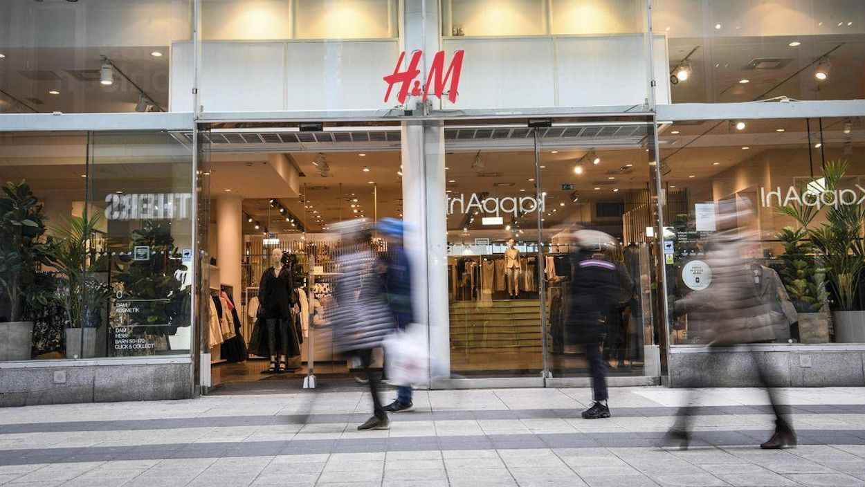 H&M tiene el nuevo pantalón tendencia que se vende sin parar por 19,99 euros porque afina la cintura