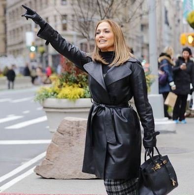 Jennifer López llama a un taxi