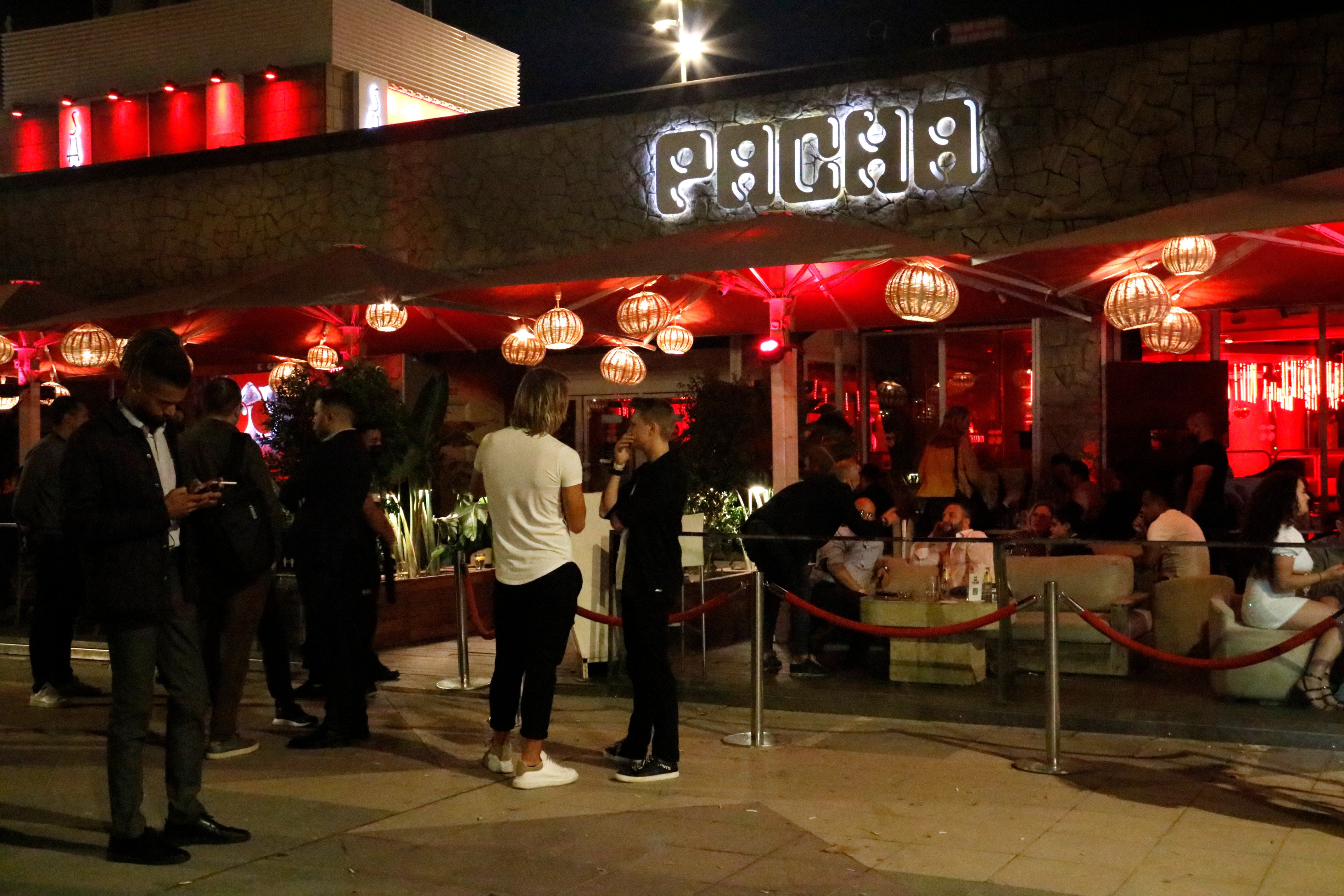 Poco ambiente en la primera noche de reapertura del ocio nocturno