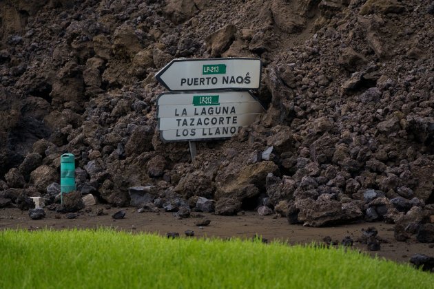 Senyal sepultada por la lava del volcan de La Palma / Efe