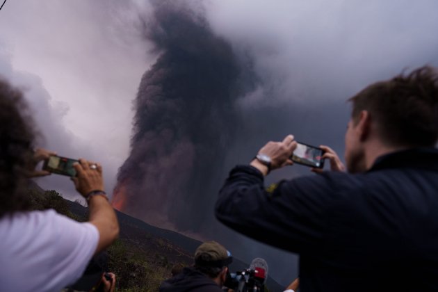 curiosos lava volcan La Palama / Efe