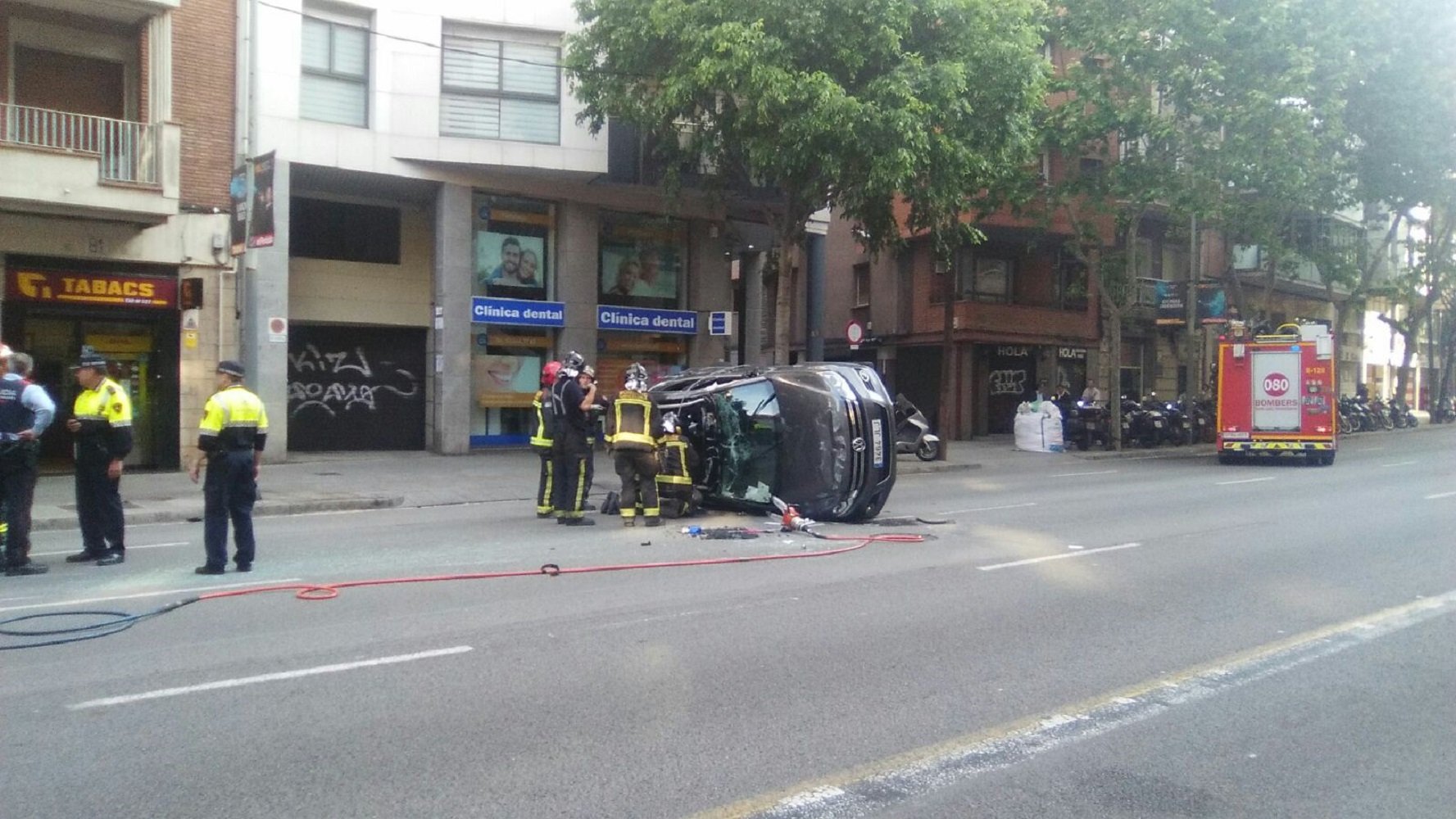 Dos ferits lleus en un accident de trànsit a les Corts