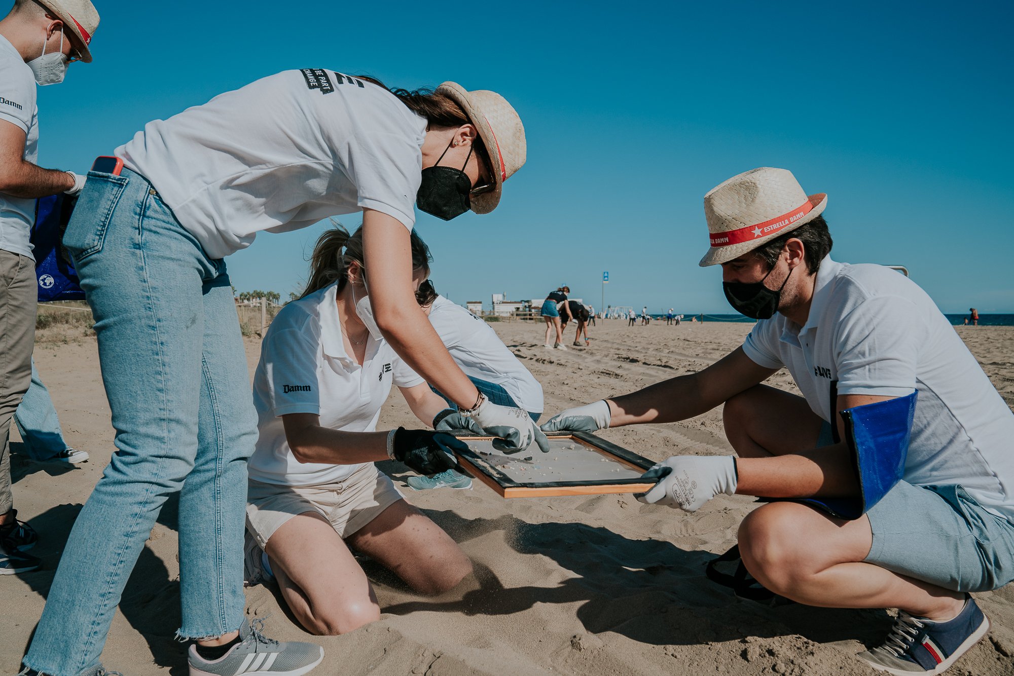 Voluntarios y voluntarias de Damm impulsan una campaña de limpieza de playas