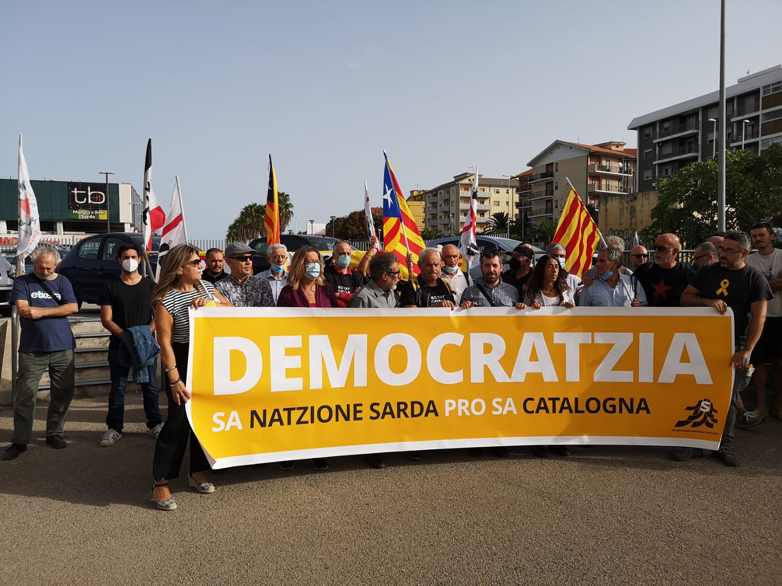 Protesta ante el tribunal italiano en apoyo a Puigdemont: "Libertad"