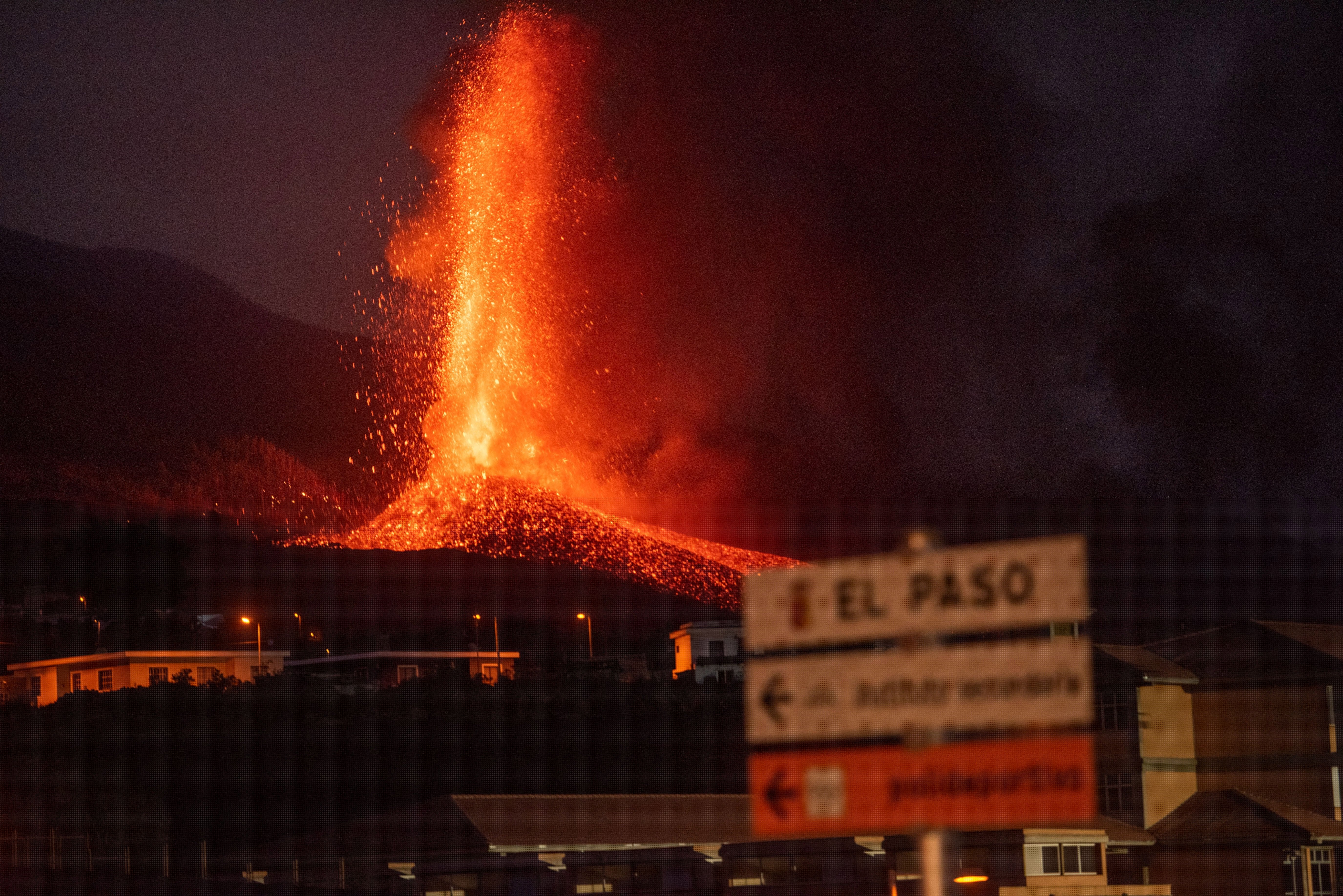 El volcán de La Palma entra en fase extrema: vuelos cancelados y confinamientos