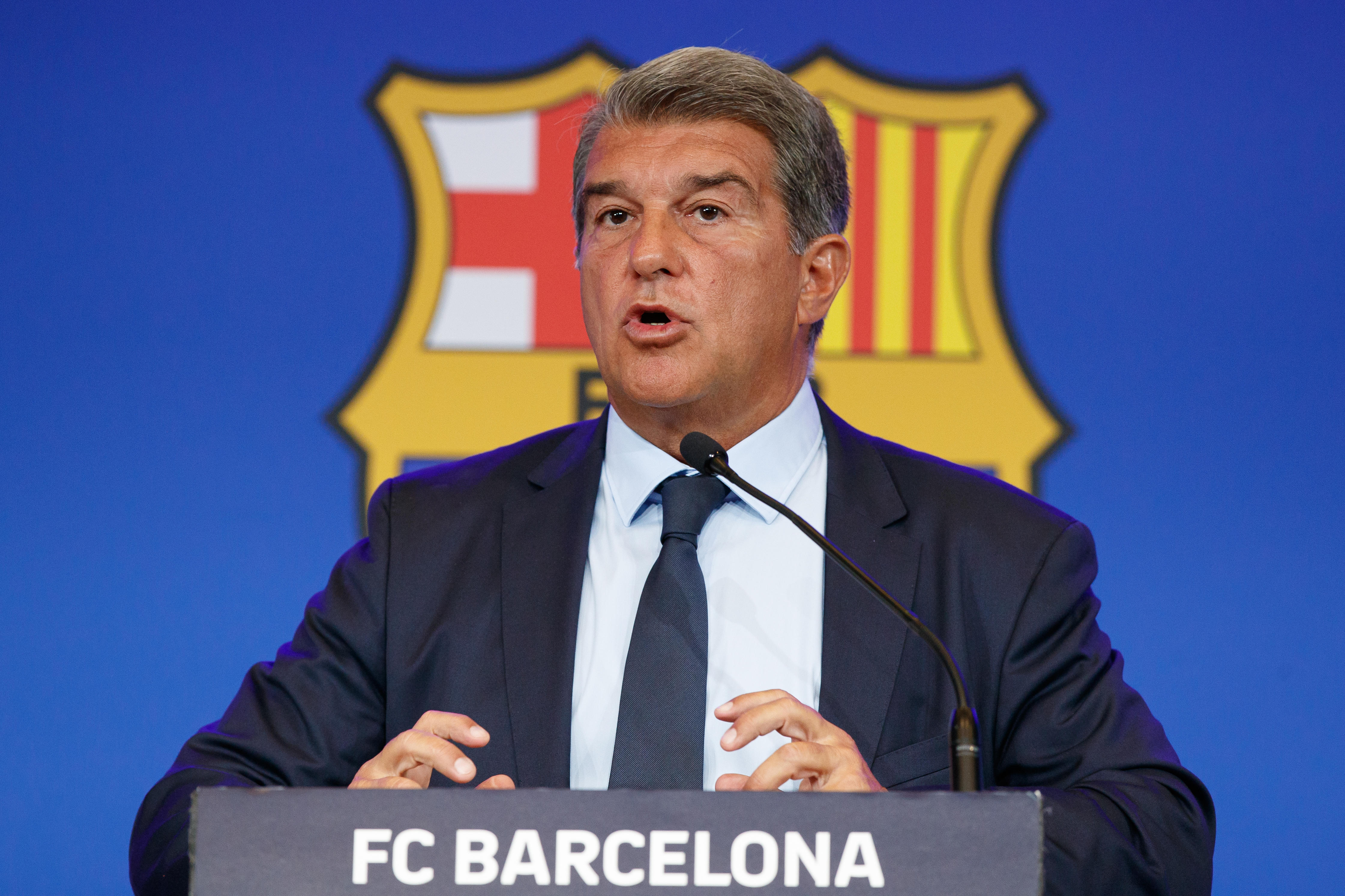 Joan Laporta rep la pitjor notícia que canvia l'estratègia per substituir Koeman al Barça