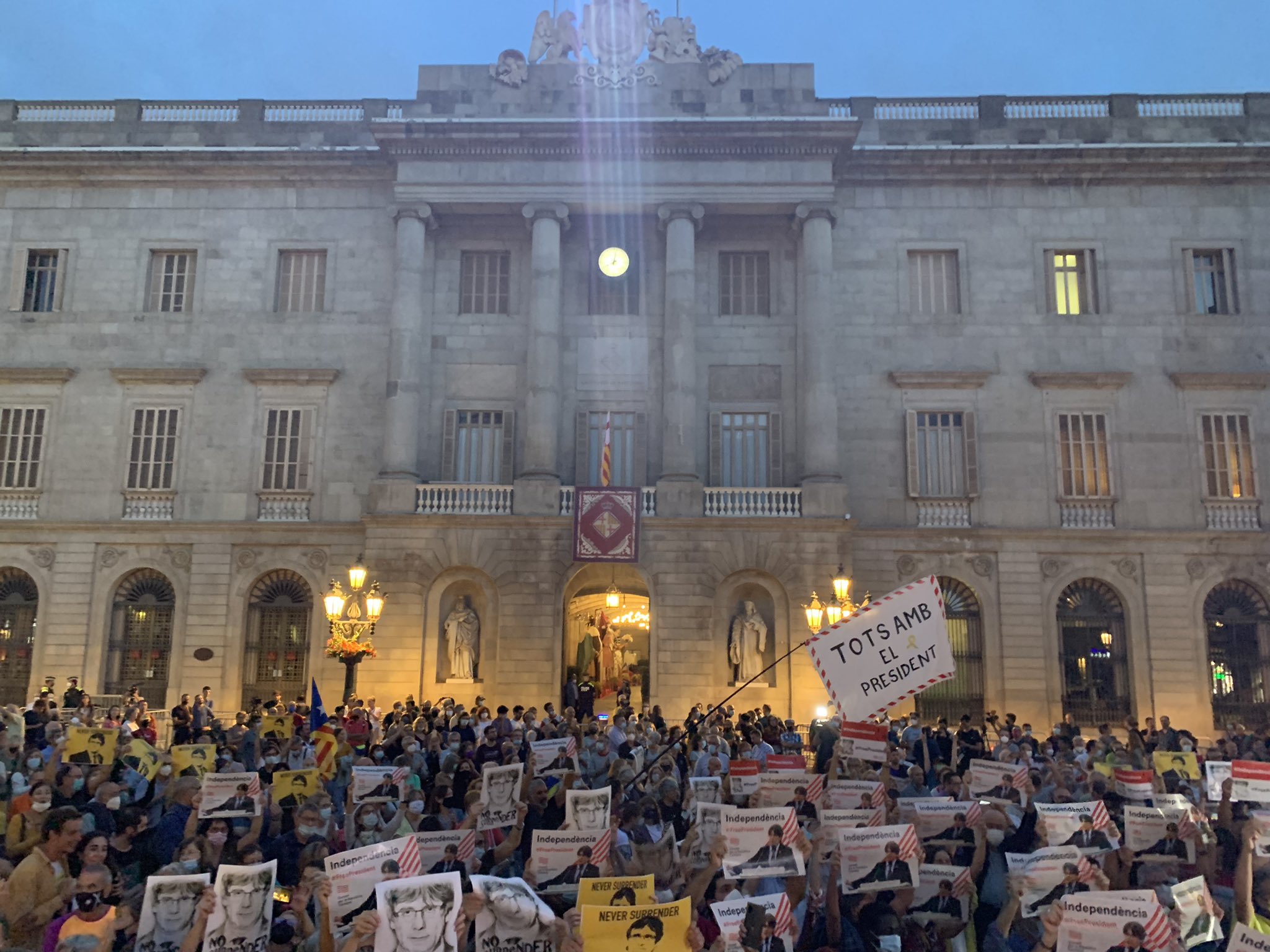 concentracio libertad puigdemont plaza san jaume @omnium twitter
