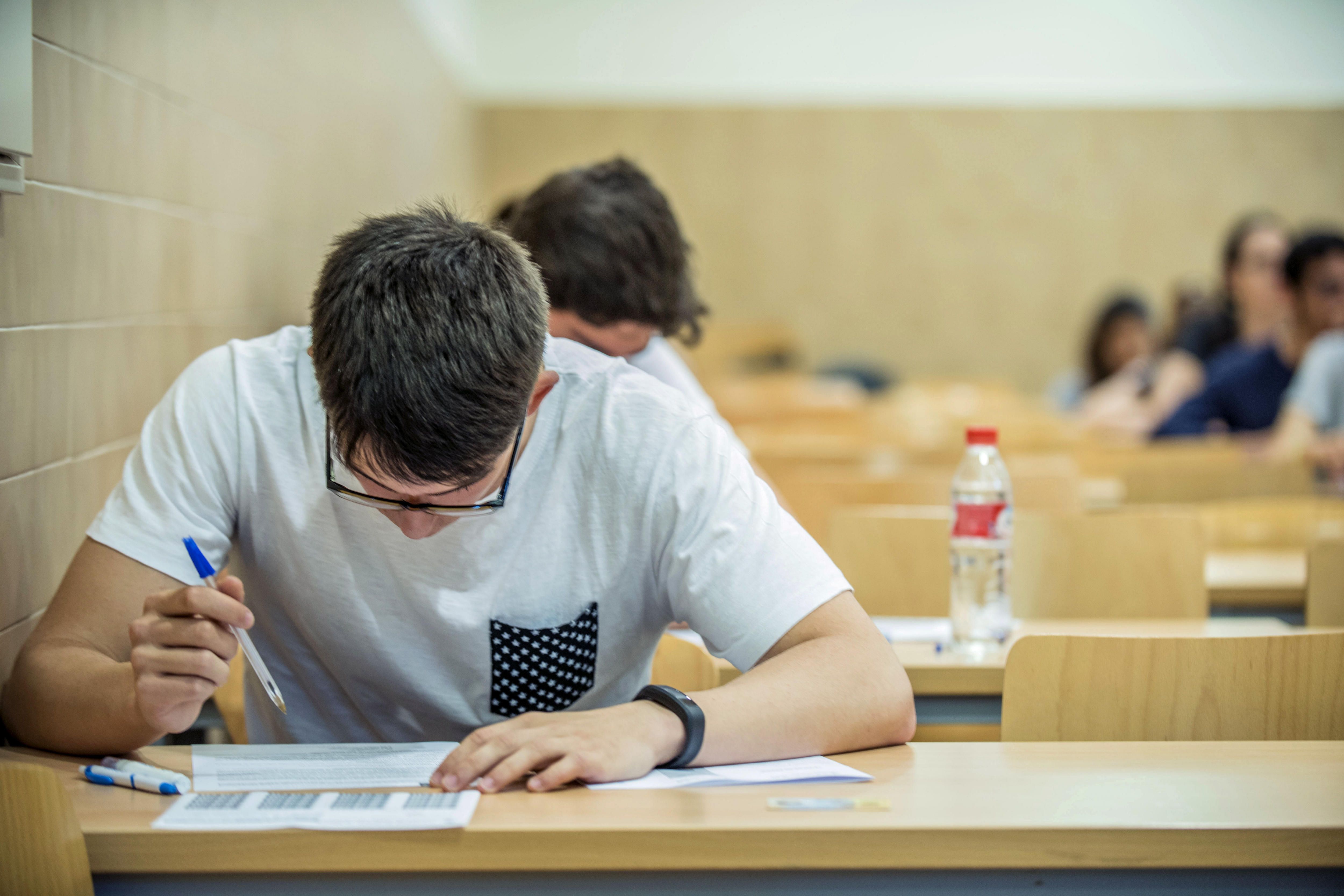 Miles de firmas reclaman repetir el examen de Economía de Empresa