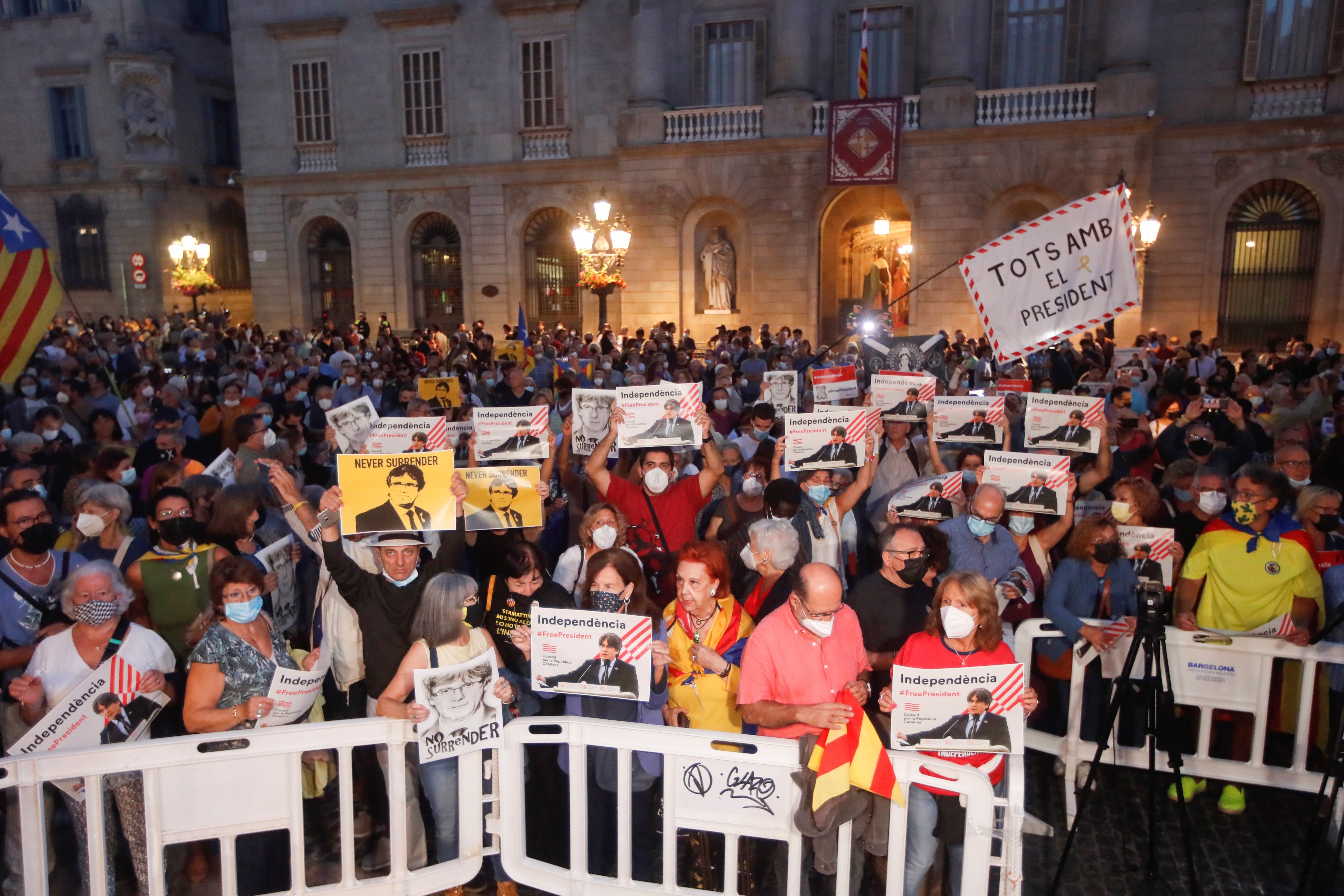 Gritos contra la mesa de diálogo en la plaça Sant Jaume