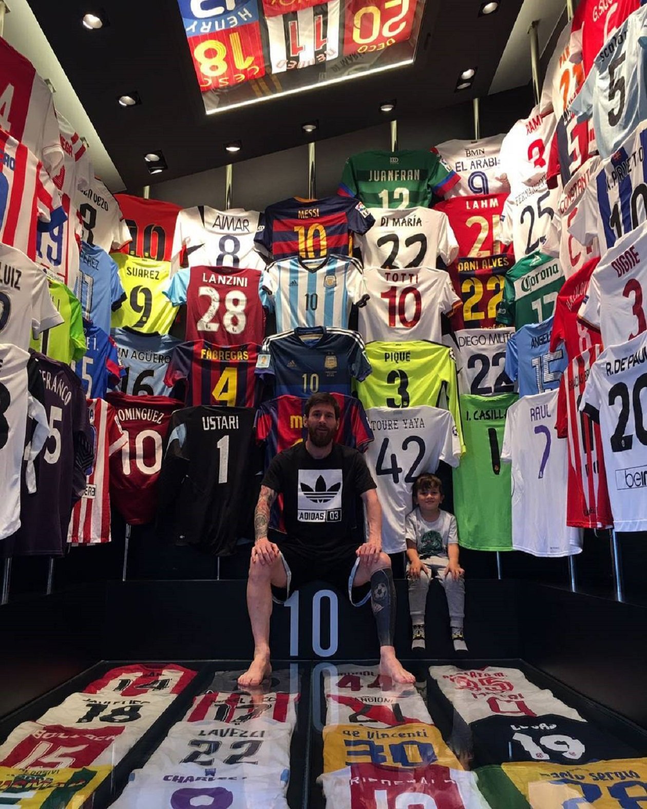 Messi ensenya la seva col·lecció de samarretes