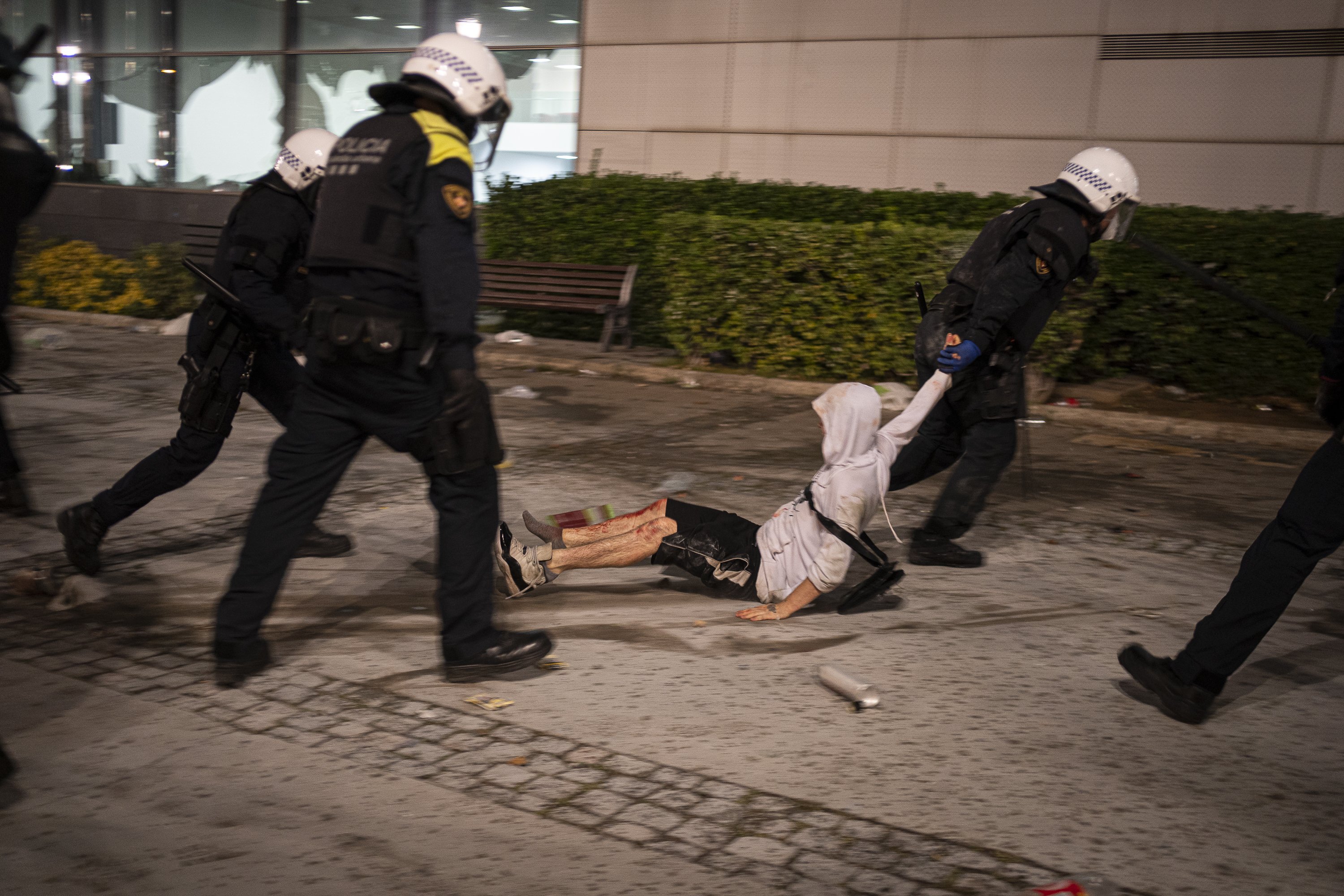 Els macrobotellons de la Mercè: imatges dels incidents a Barcelona