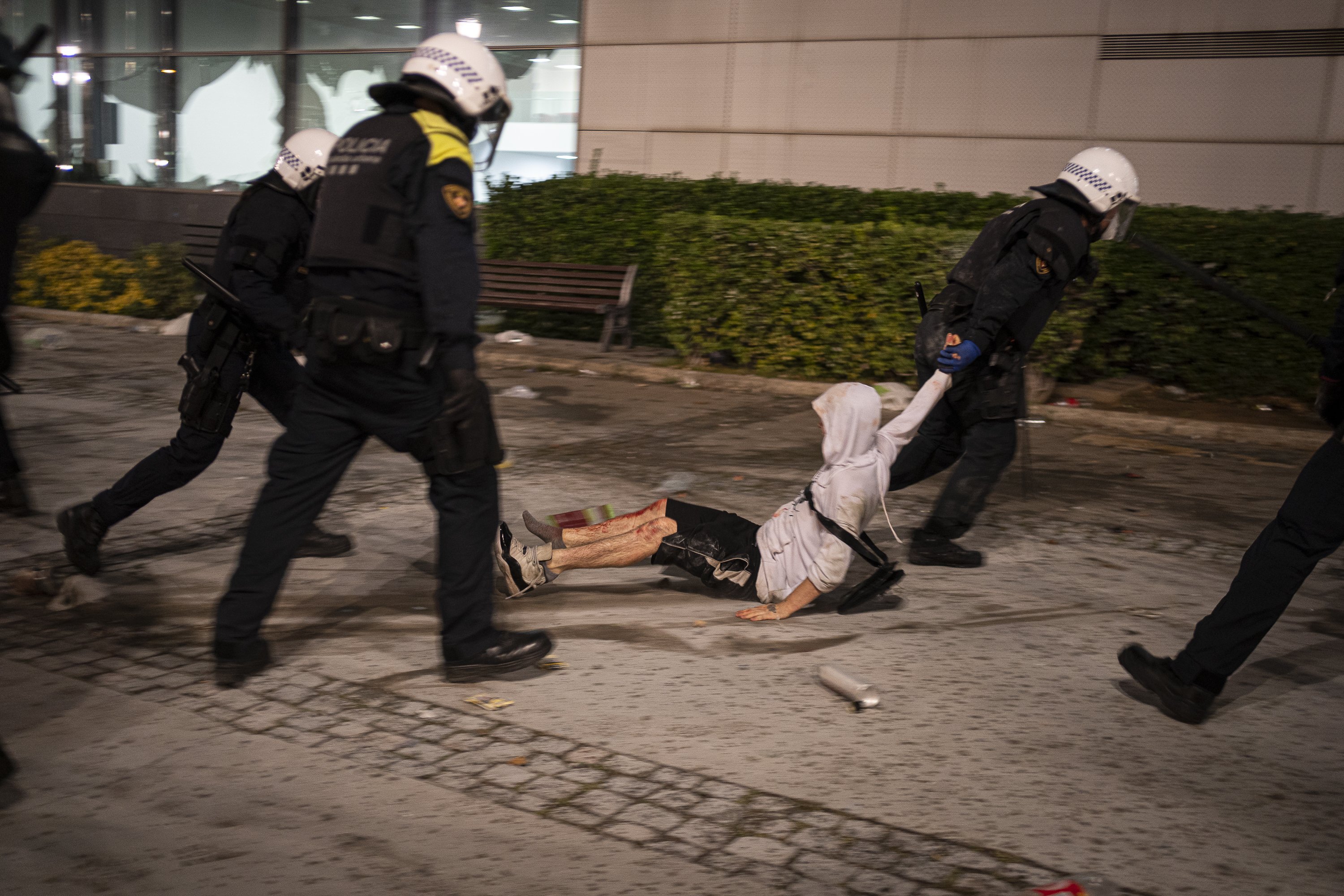 Los macrobotellones de La Mercè: imágenes de los incidentes en Barcelona