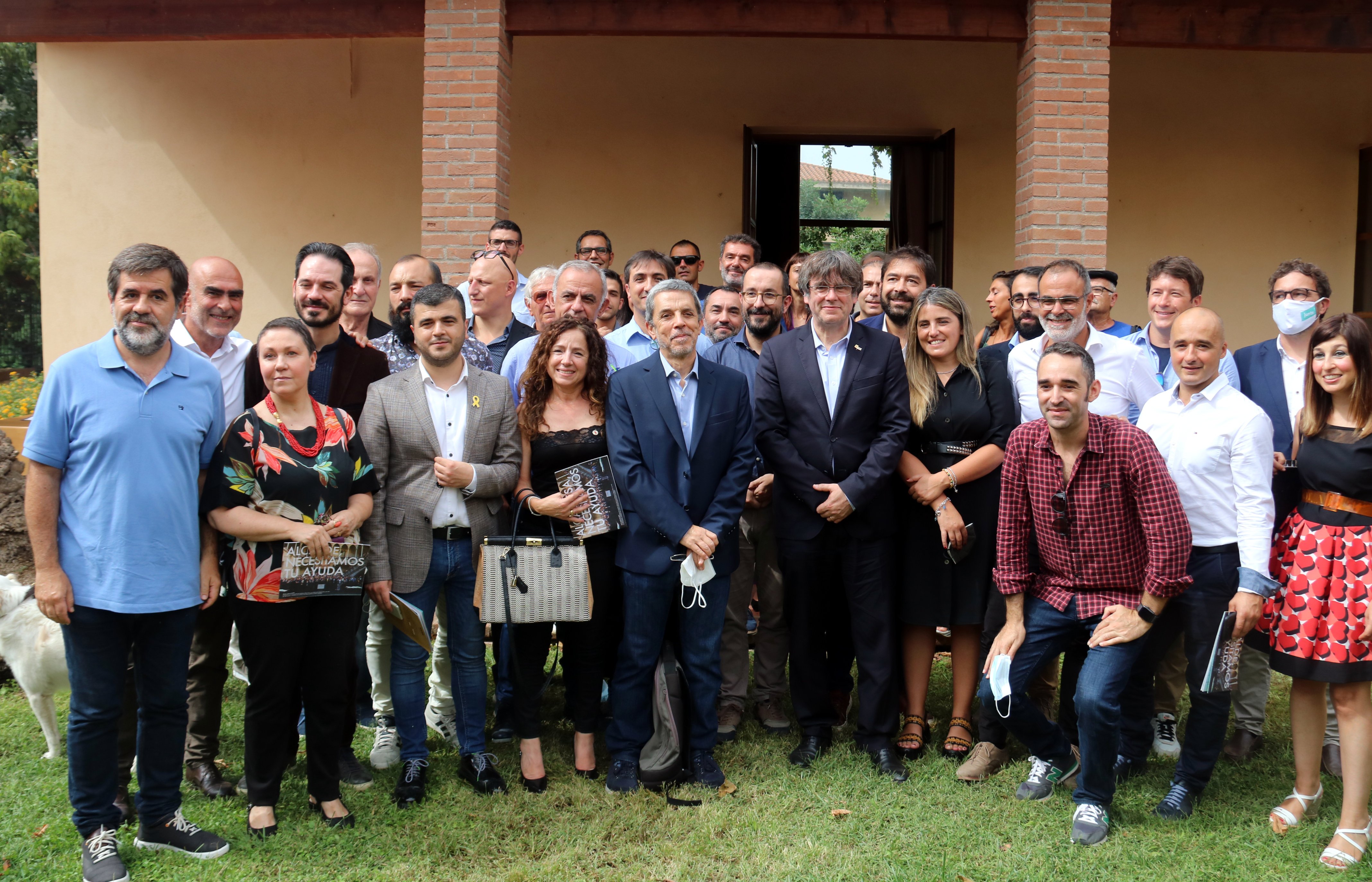 Foto familia Corona Logu sarda Carles Puigdemont y Jordi Sànchez juntos acn 