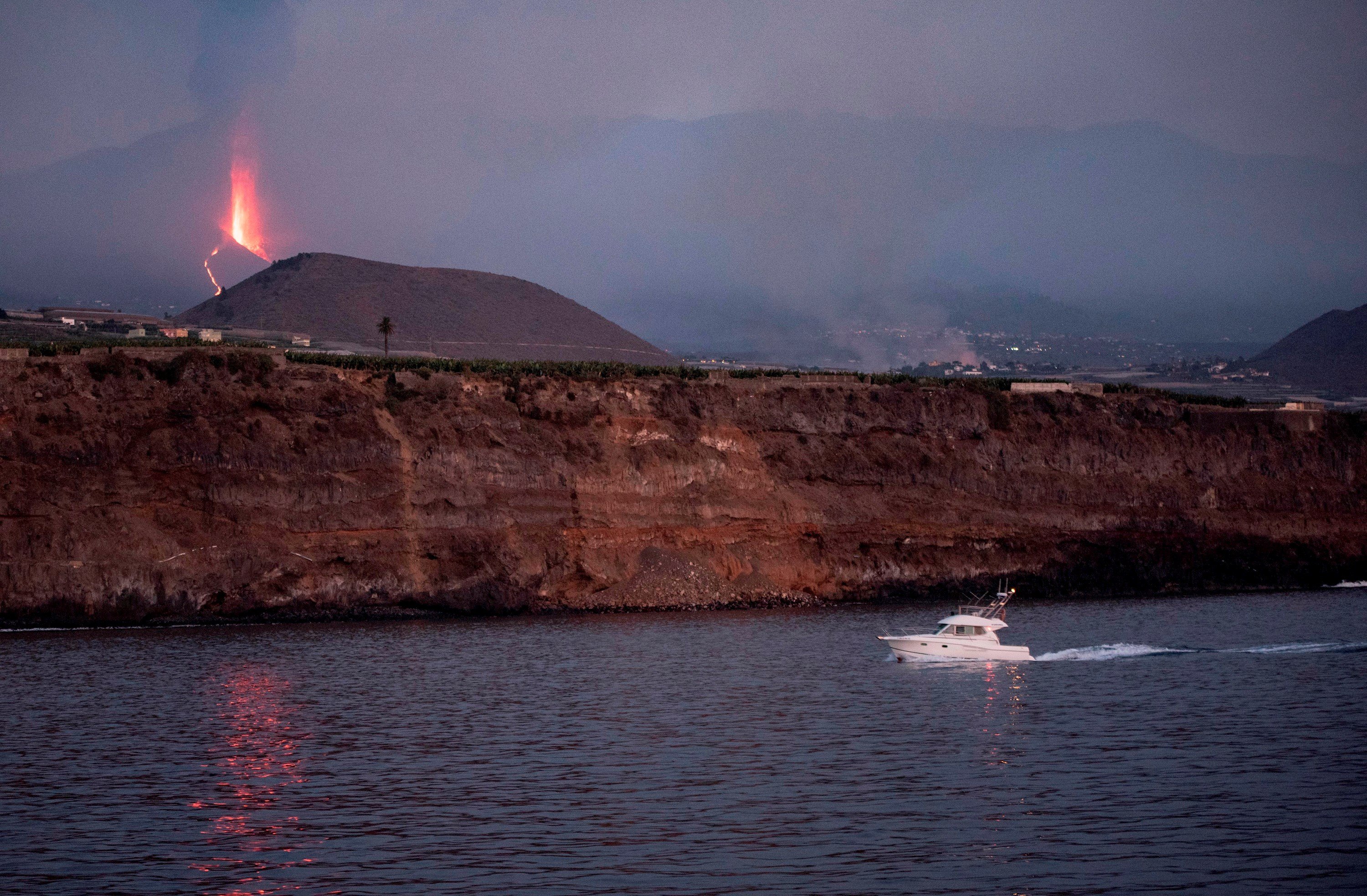 Què passa quan la lava d'un volcà arriba al mar i per què és tan perillós?