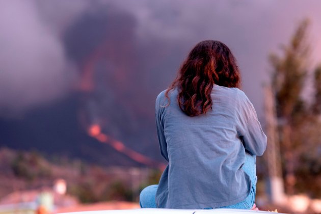 Erupción del volcán en La Palma, joven observa la fuerte salida de lava - Efe