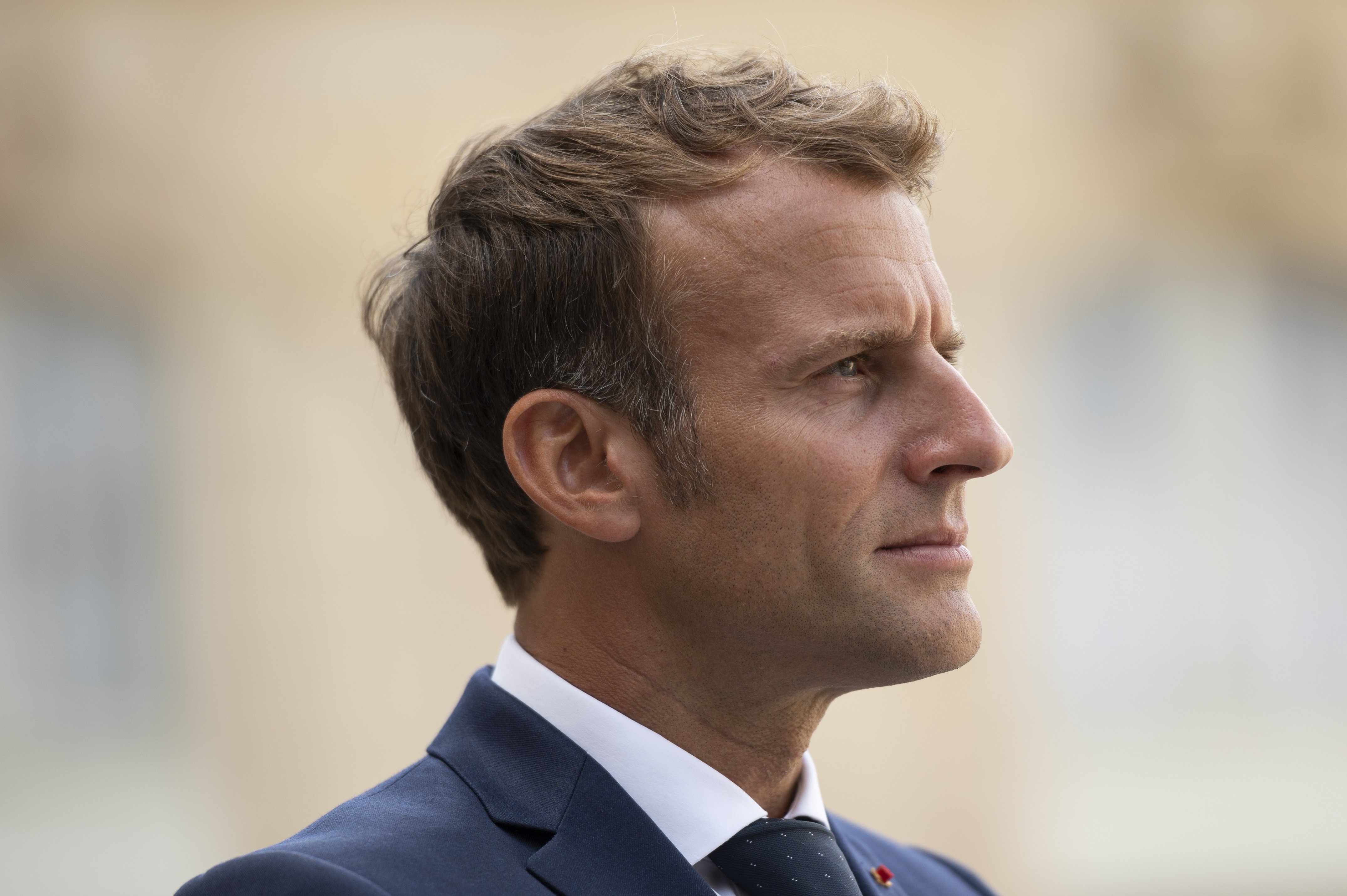 Llancen un ou a Macron al crit de "visca la revolució" en una fira de Lió