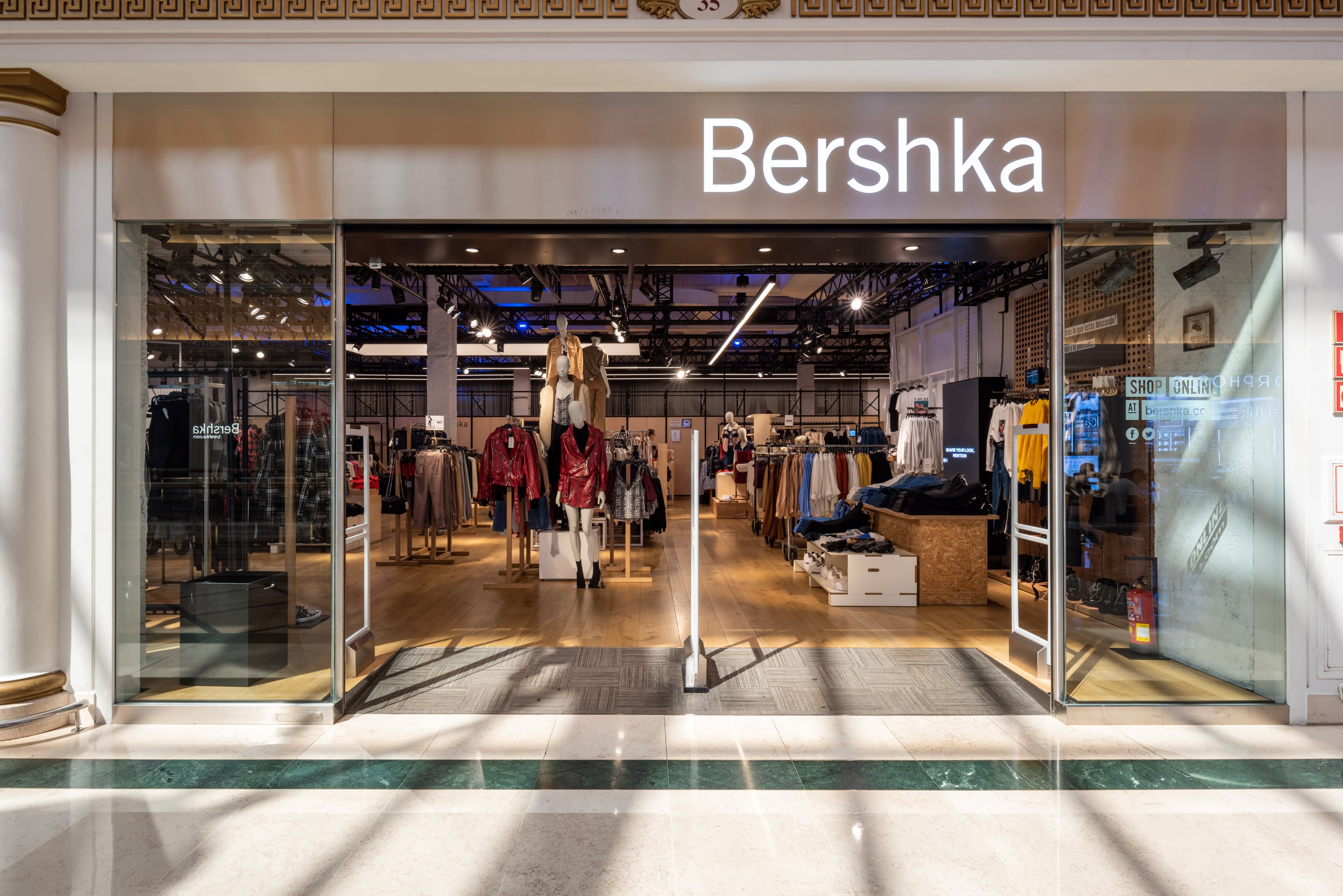 Bershka se hace de oro con la cazadora originaria de 1917 que está arrasando en ventas en España