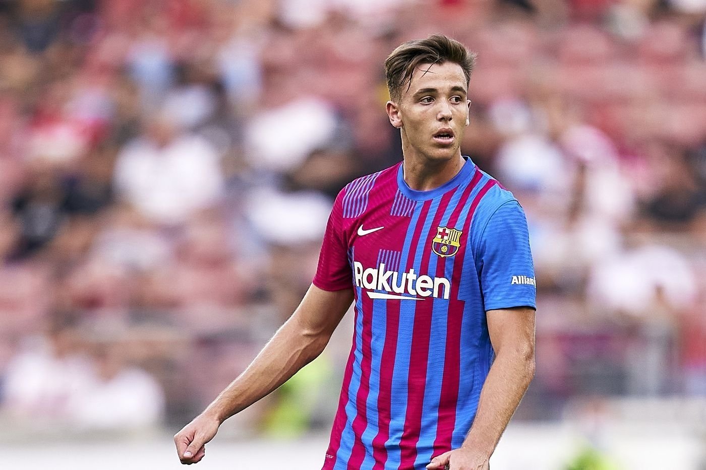 Nico González, un superdotado en busca de la estela de Busquets en el Barça