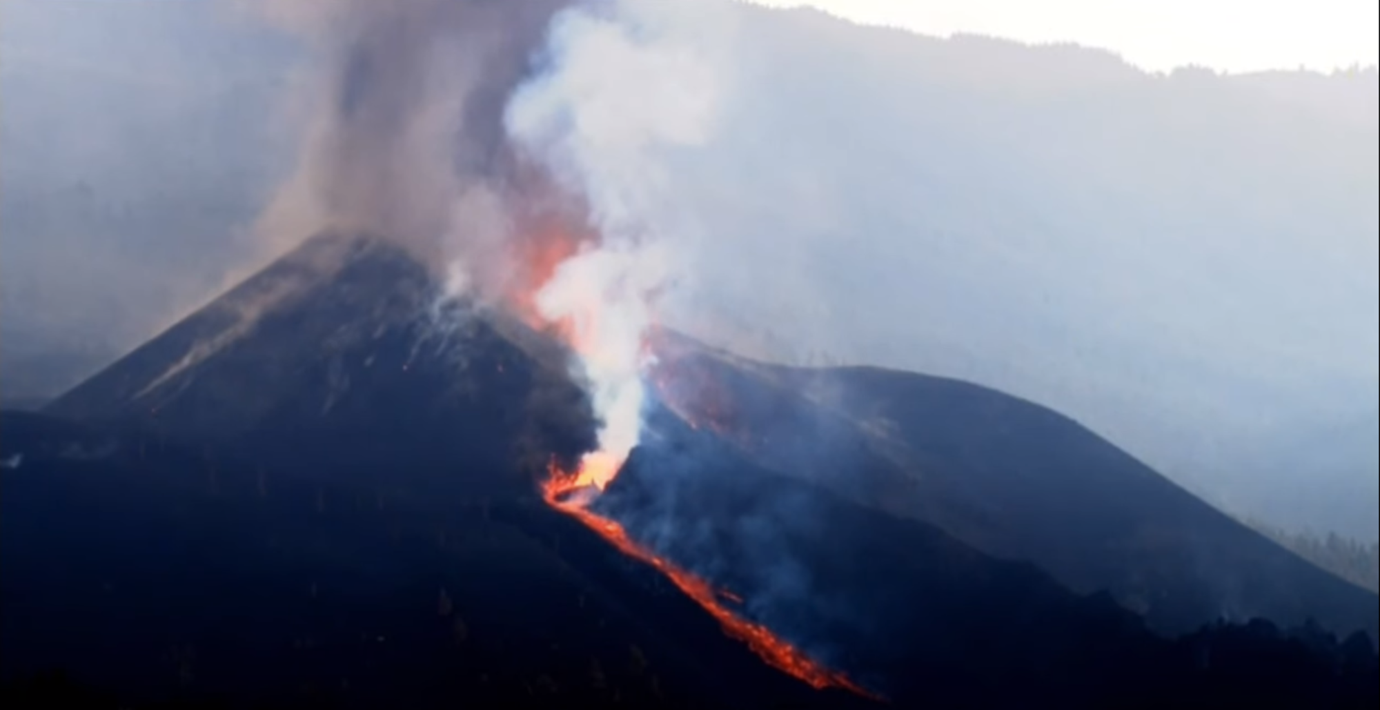La lava creua la muntanya de Todoque, l'últim gran obstacle fins al mar