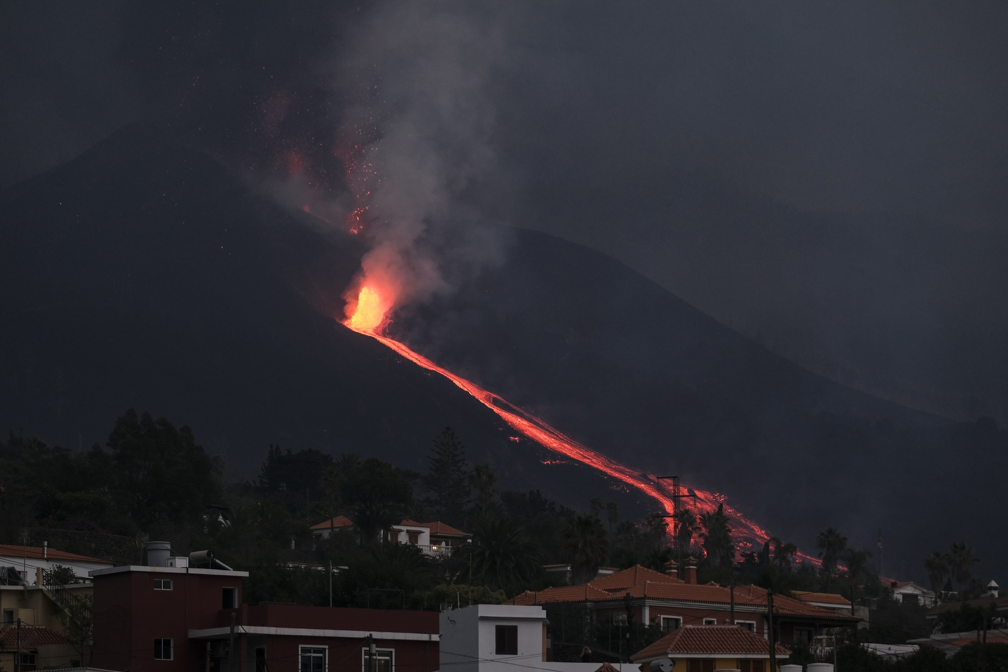 Nueva fase del volcán de La Palma: nuevo río de lava y más potencia