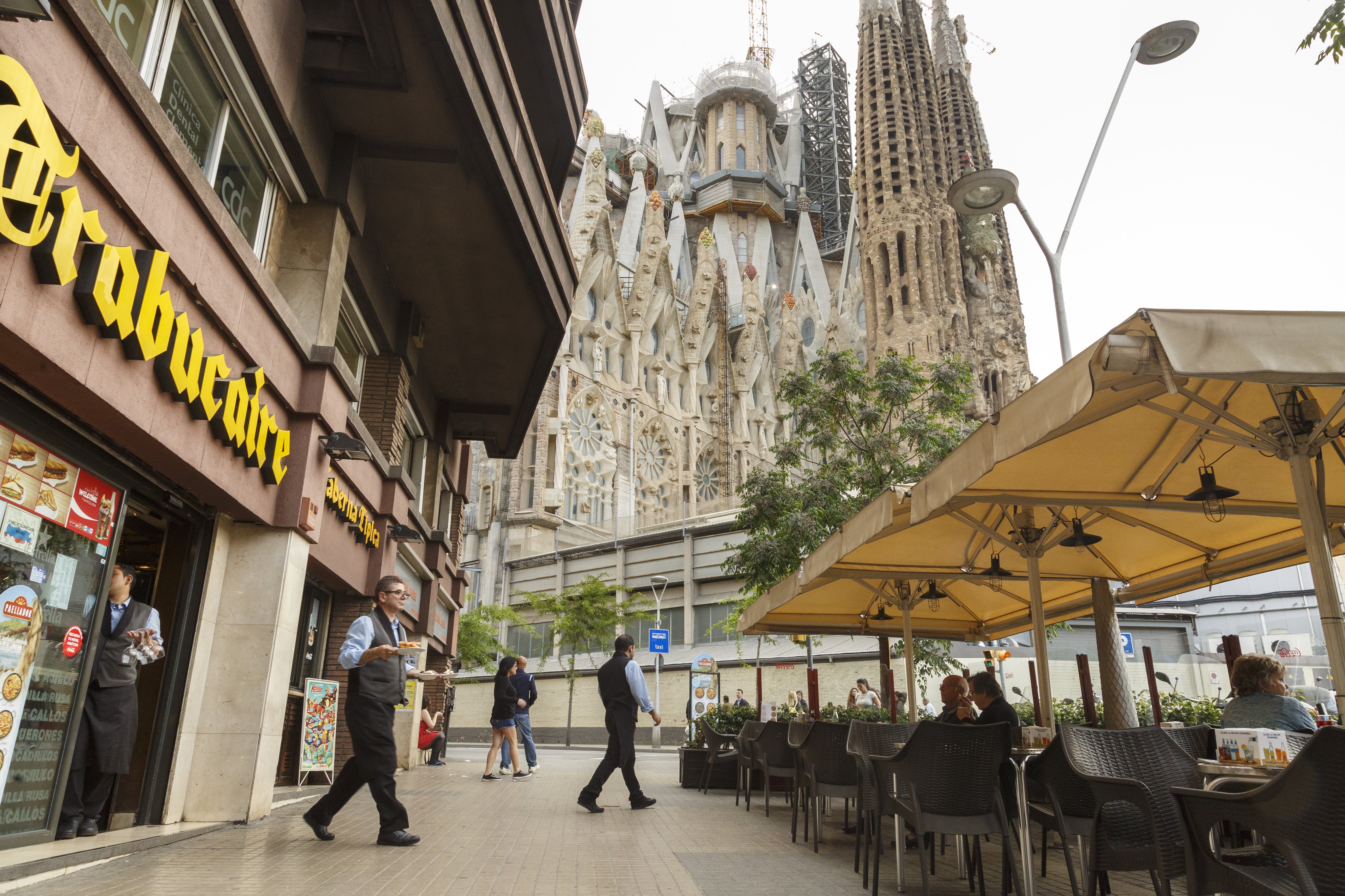 Colau no da opción a los bares de Sagrada Família y les cerrará las terrazas en pleno verano
