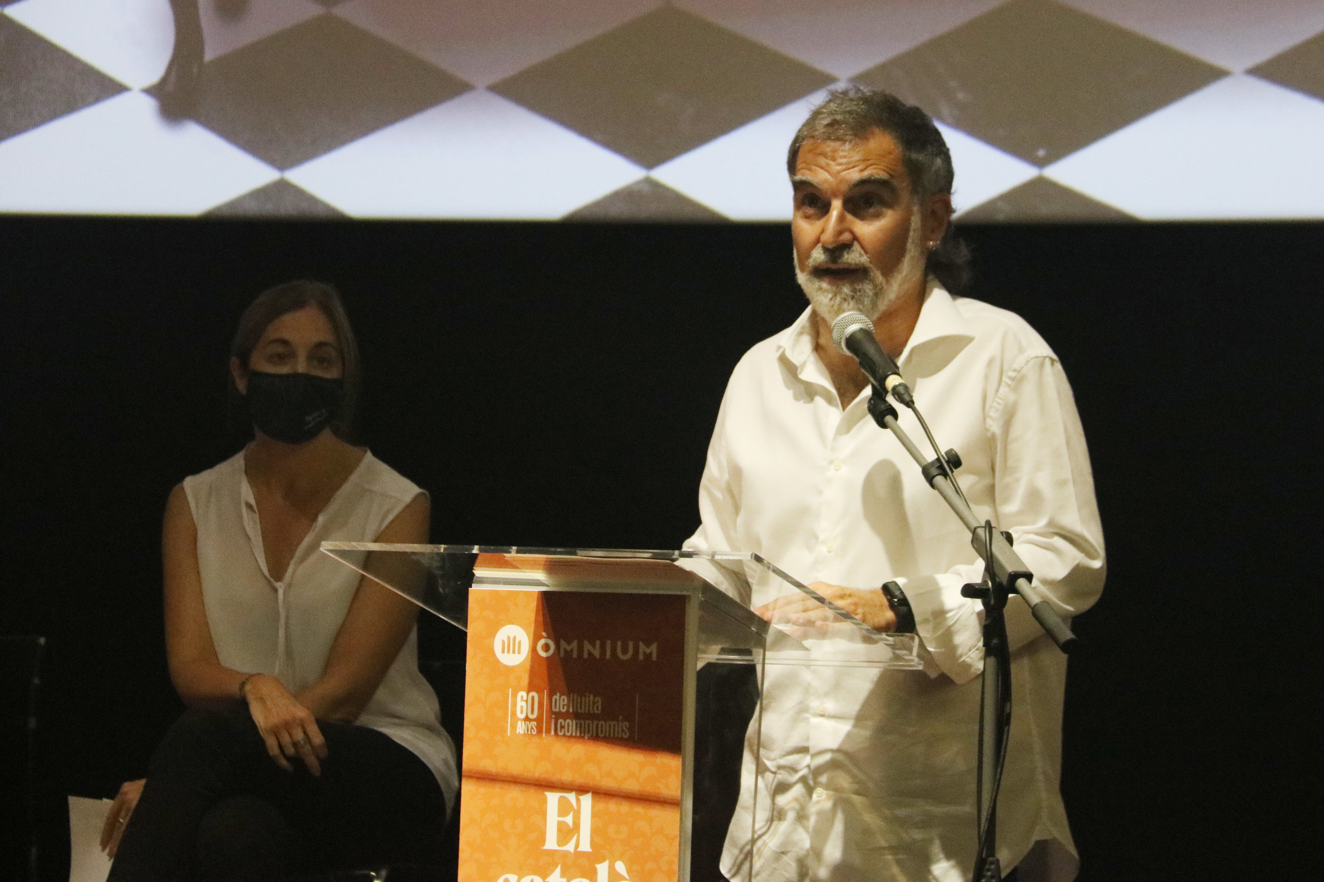 Òmnium planta cara a los ataques contra el catalán con una pila de actuaciones