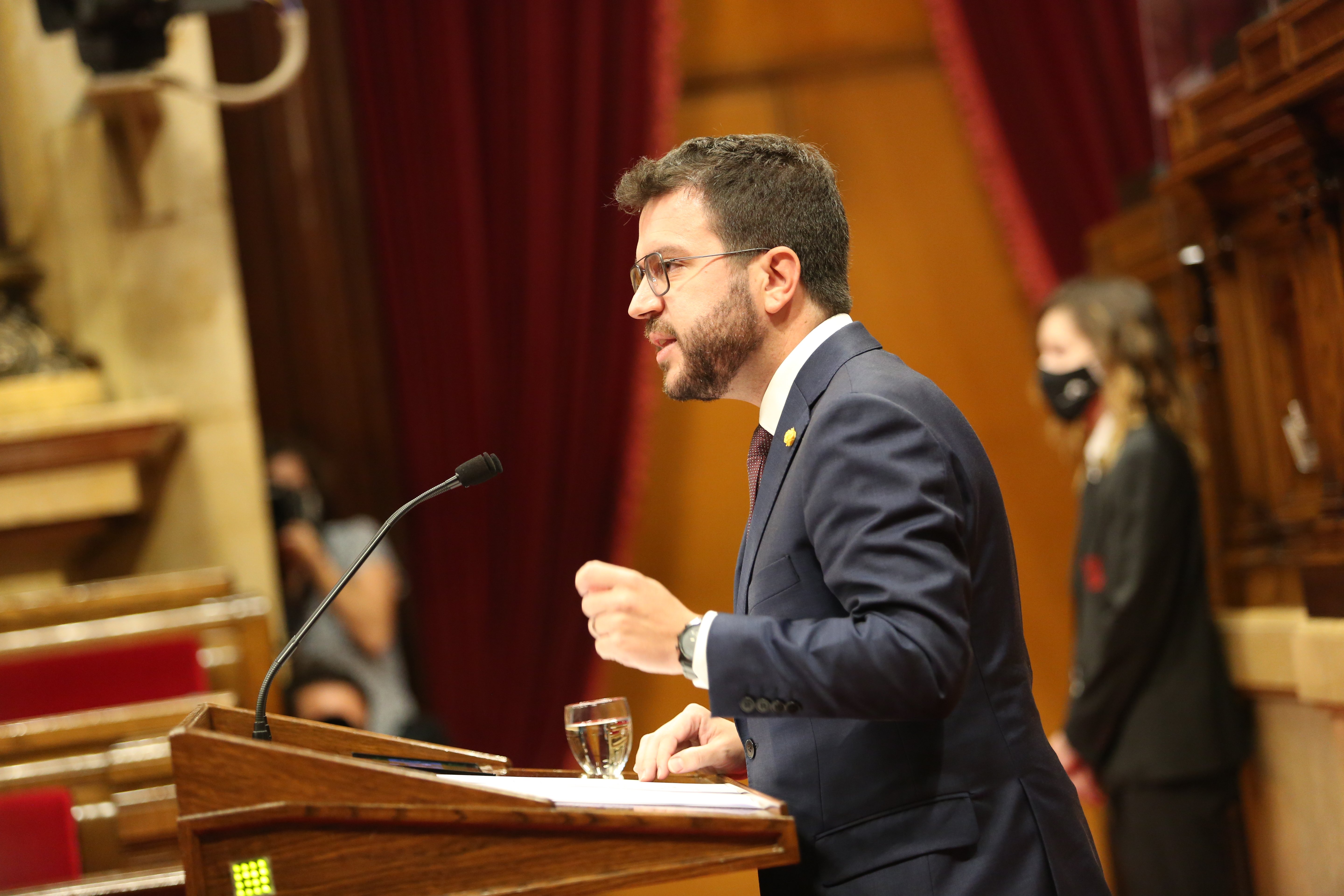 El president del govern, Pere Aragonès, hablando en el debato del pleno del Parlament - Montse giralt