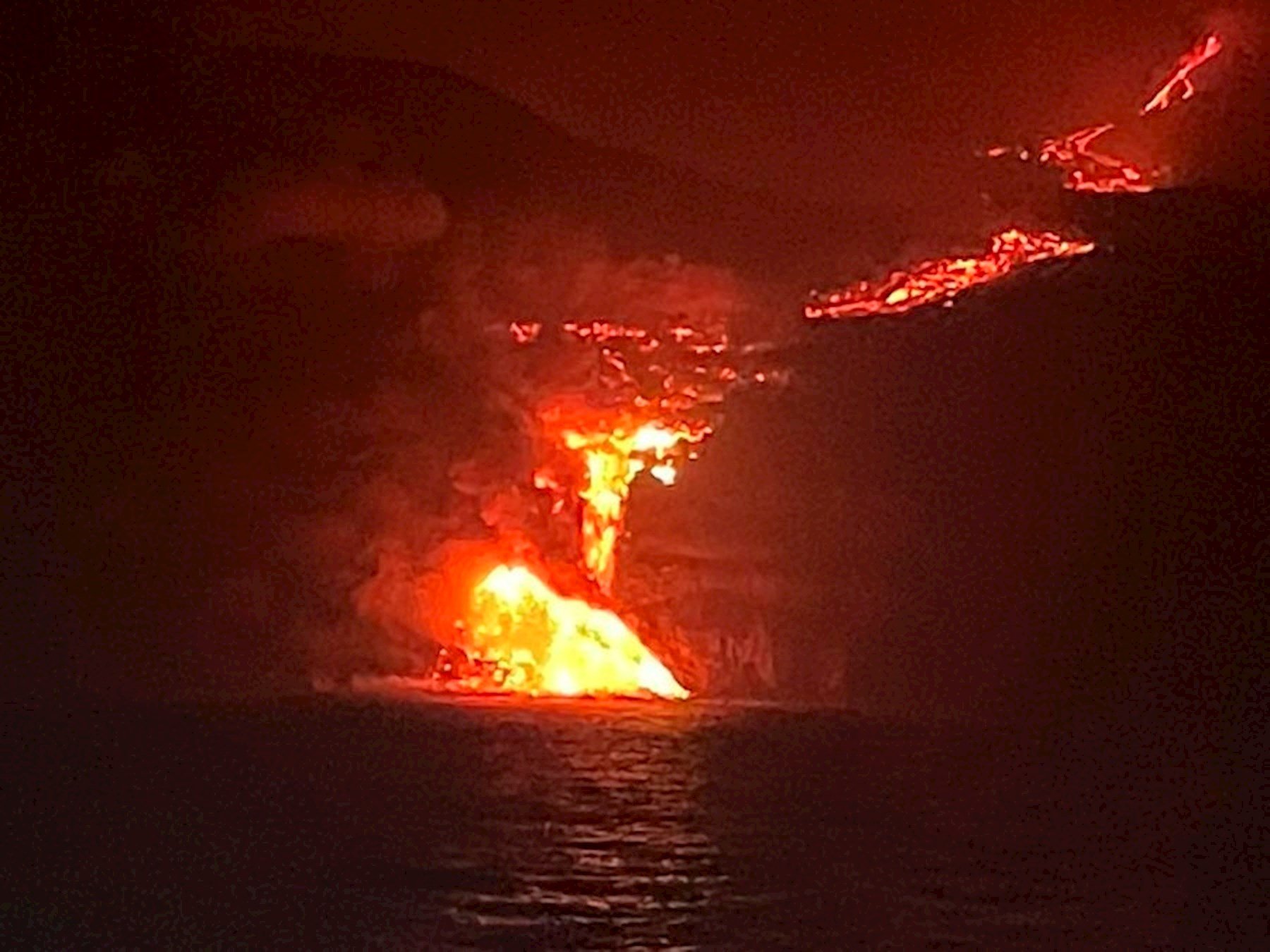Les primeres imatges de l'arribada de la lava al mar